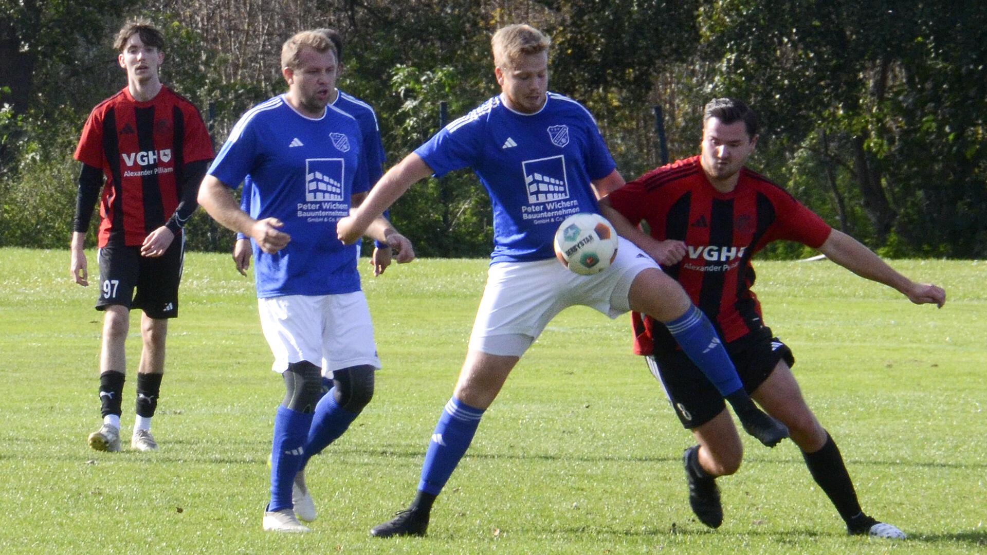 In Gnarrenburg hatte die Drittvertretung des heimischen TSV (rot-schwarze Trikots) gegen die Byhusener Reserve mit 0:2 das Nachsehen.