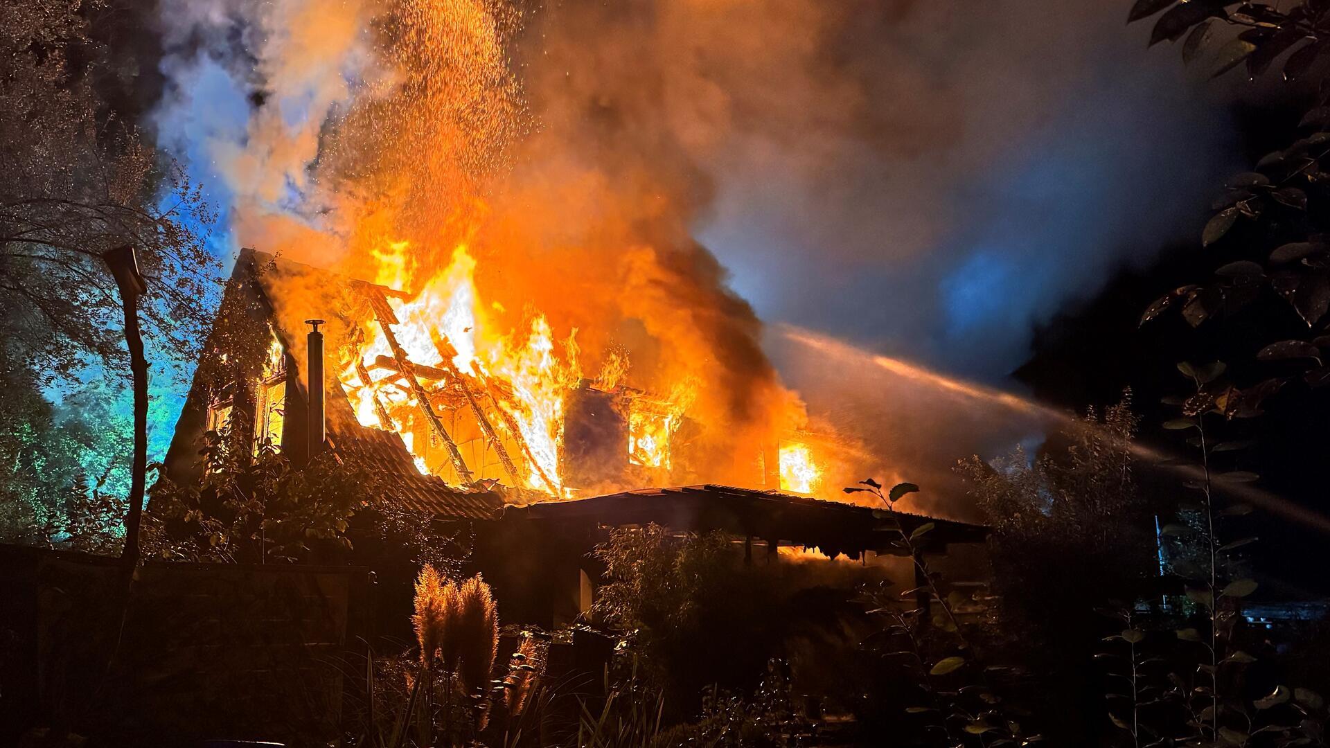 In Hagen-Lohe brannte ein Wohnhaus komplett ab. 
