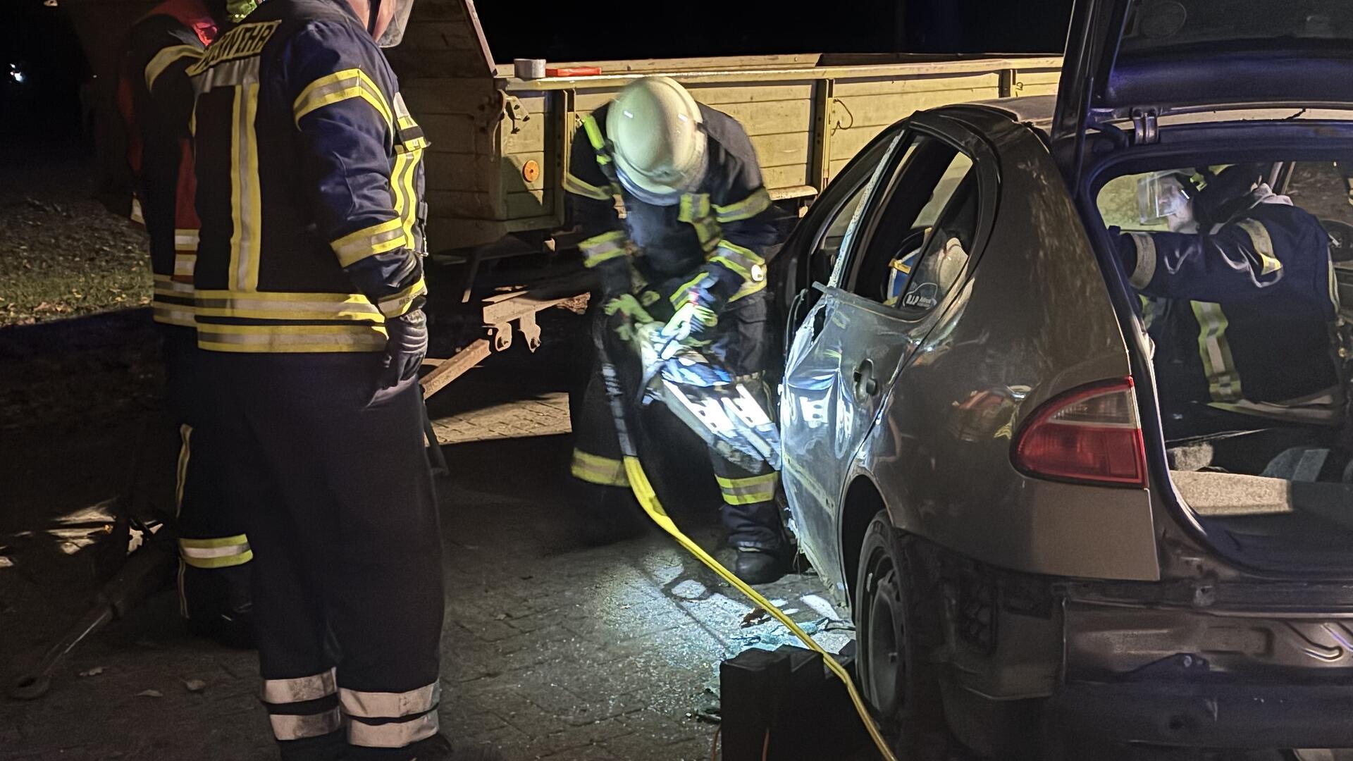 In Klein Meckelsen galt es, eine Person mit hydraulischem Rettungsgerät aus einem Fahrzeug zu befreien. 