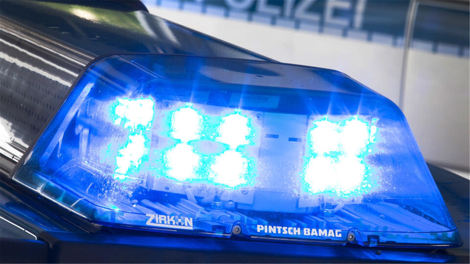 Ein Blaulicht leuchtet auf dem Dach eines Polizeiwagens.