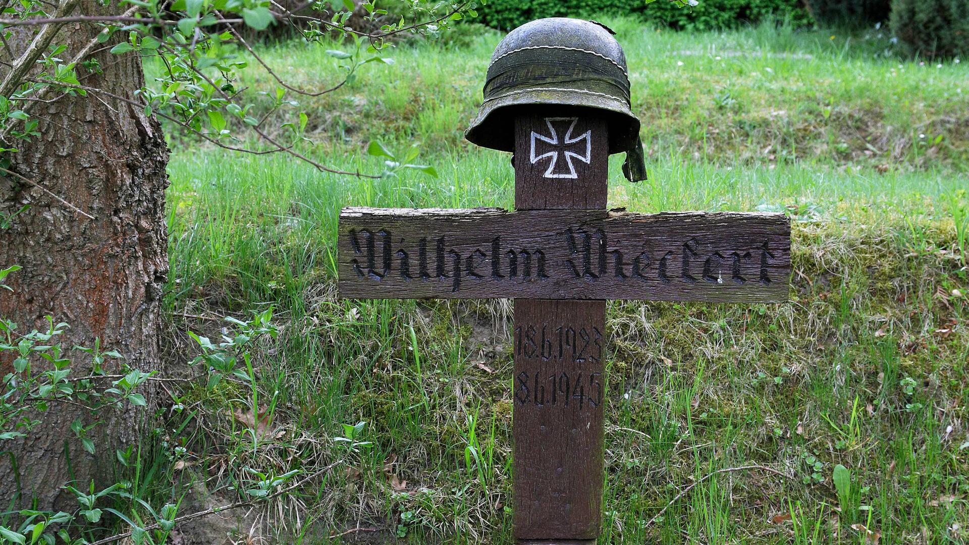 Ein Kreuz mit Stahlhelm und Eisernem Kreuz