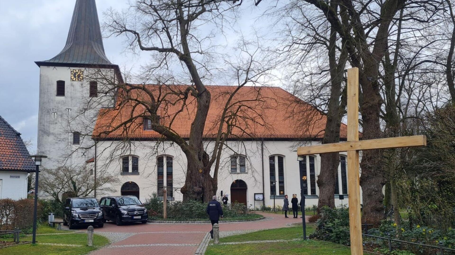 In Scheeßel begann um 14 Uhr die Trauerfeier. Die Polizei war vor Ort und beobachtete das Geschehen.