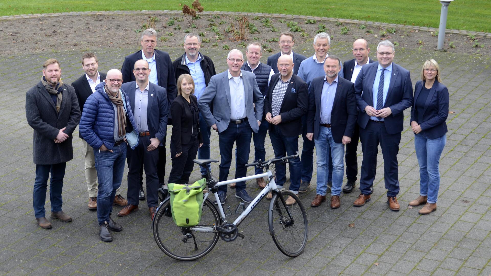 In Selsingen trafen sich am Mittwoch die Hauptverwaltungsbeamten aus dem Landkreis Rotenburg zu einer Arbeitstagung. Ein Thema war die wachsende Finanznot, in der die Kommunen stecken. Das Fahrrad steht allerdings mit Bild, weil es ein neues Radwegekonzept im Landkreis geben soll.