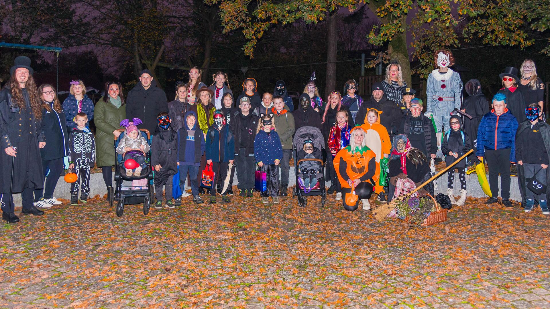 In Volkmarst haben am Donnerstagabend viele Einwohner gemeinsam Halloween gefeiert.