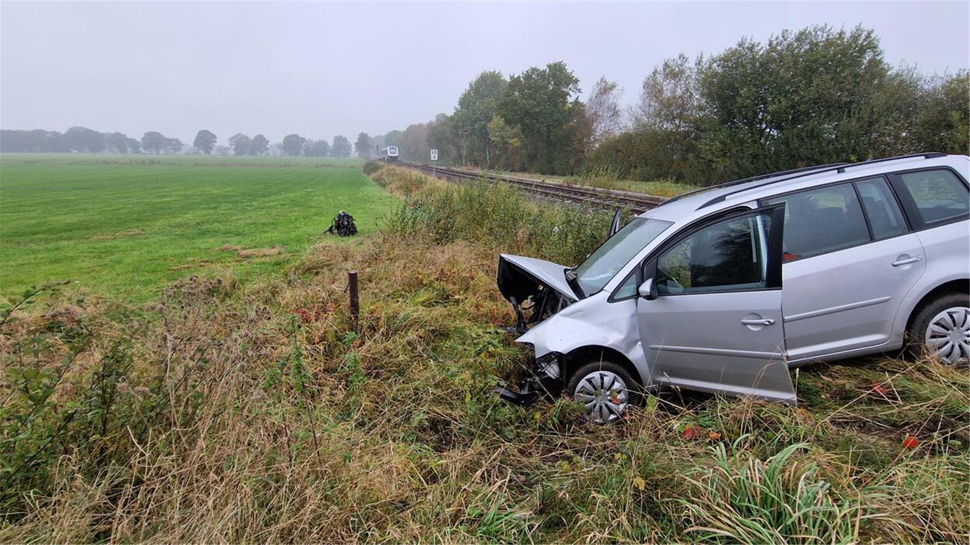 In Wehdel kam es zu einem Zusammenstoß zwischen einem Pkw und einem Zug. Die Feuerwehr evakuierte 52 Fahrgäste.