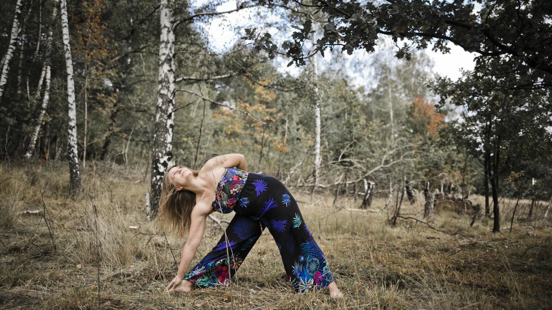 Eine Frau macht eine Yogaübung.