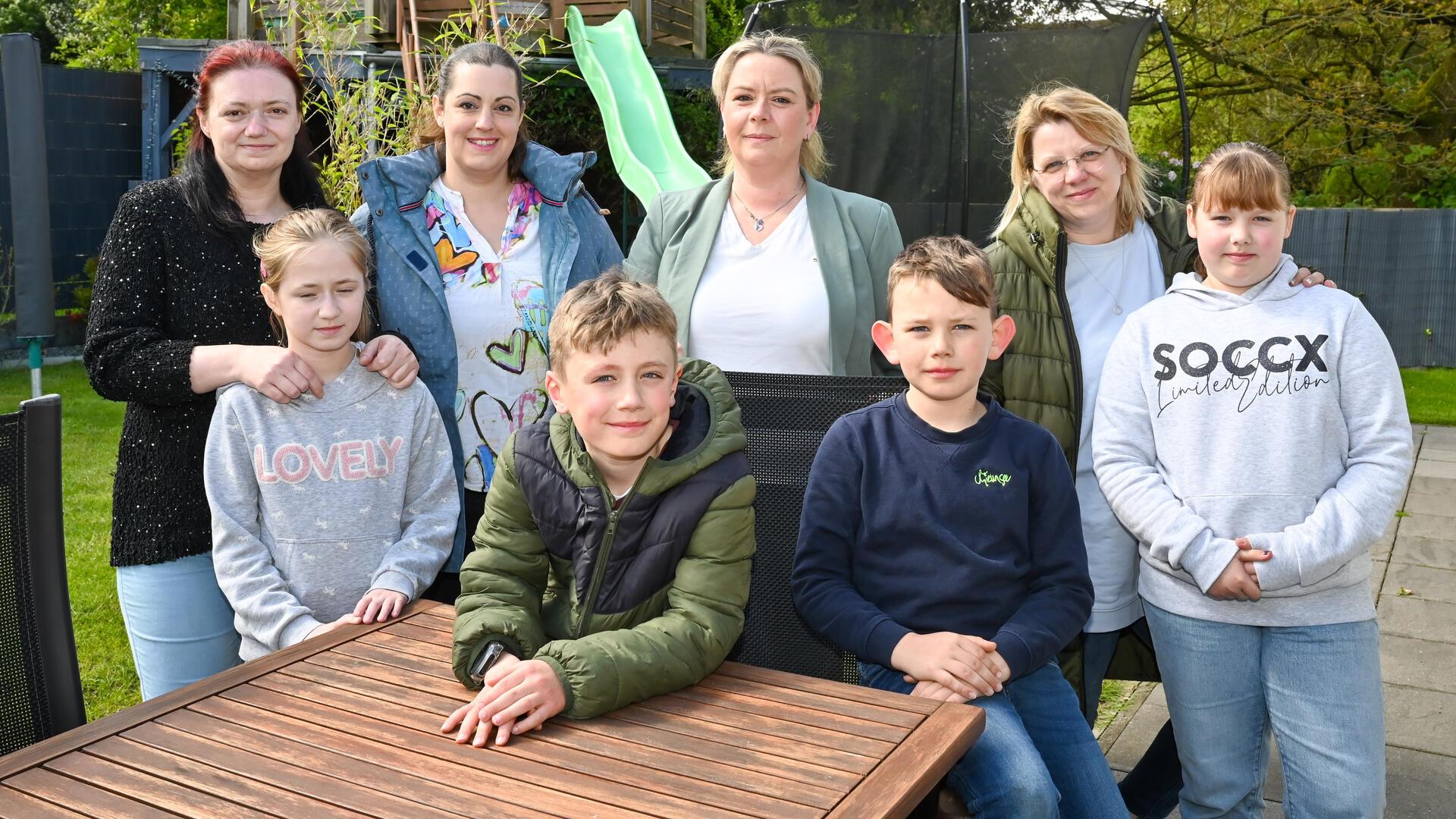 (von links) Carmen Siems, Sandra Mühlrad, Stephanie Sobing und Katja Tiedemann mit den Kindern Gina, Elio, Sam und Tylina.