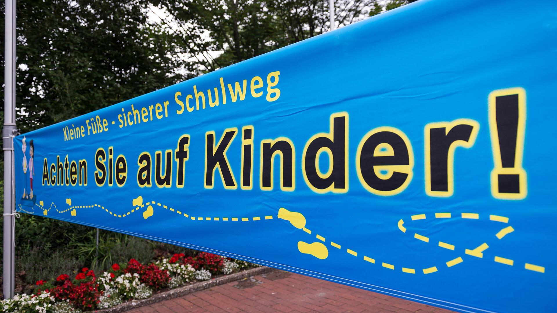 Ein Transparent mit der Aufschrift «Achten Sie auf Kinder!» ist am 03.08.2017 bei der Verkehrssicherheitsaktion «Kleine Füße - sicherer Schulweg» des Niedersächsischen Kultusministeriums vor der Mira Lobe Grundschule in Hannover (Niedersachsen) befestigt.