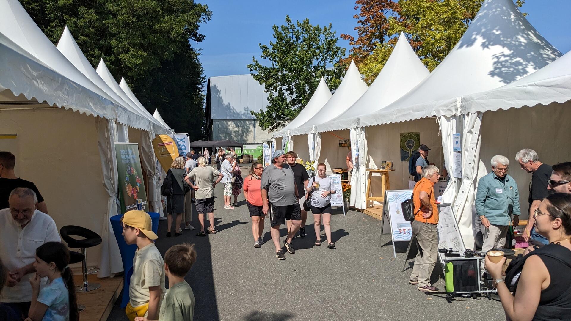 In den Pagodenzelten präsentieren sich zahlreiche Aussteller beim ersten Nachhaltigkeitstag der Gemeinde Loxstedt rund um das Rathaus.