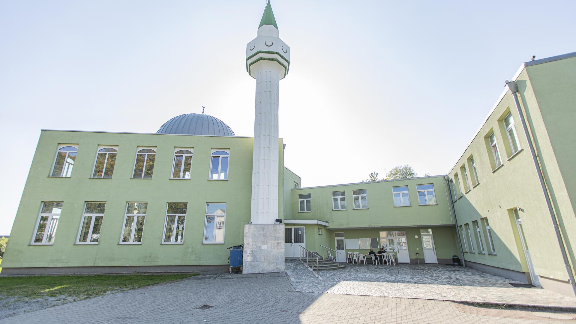 Eine Moschee mit Minarett von außen.