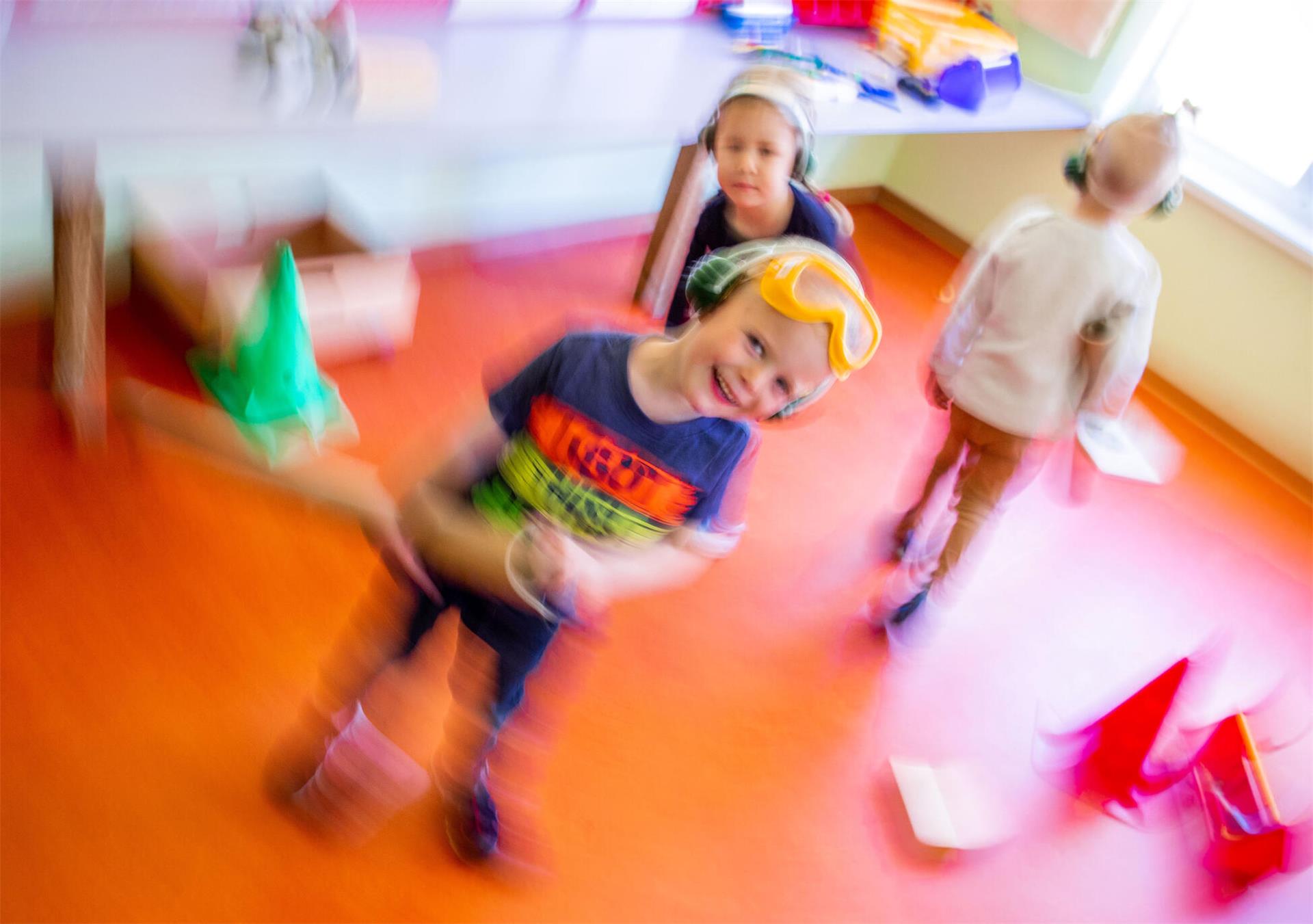 Im Bauraum der Kindertagesstätte "Anne Frank" spielt der vierjährige Jan mit seinen Freunden.