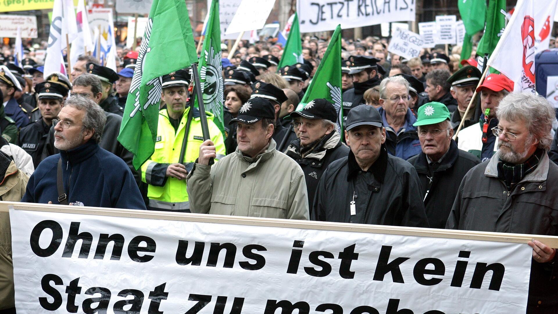 Demonstranten mit Transparent: Ohne uns ist kein Staat zu machen.