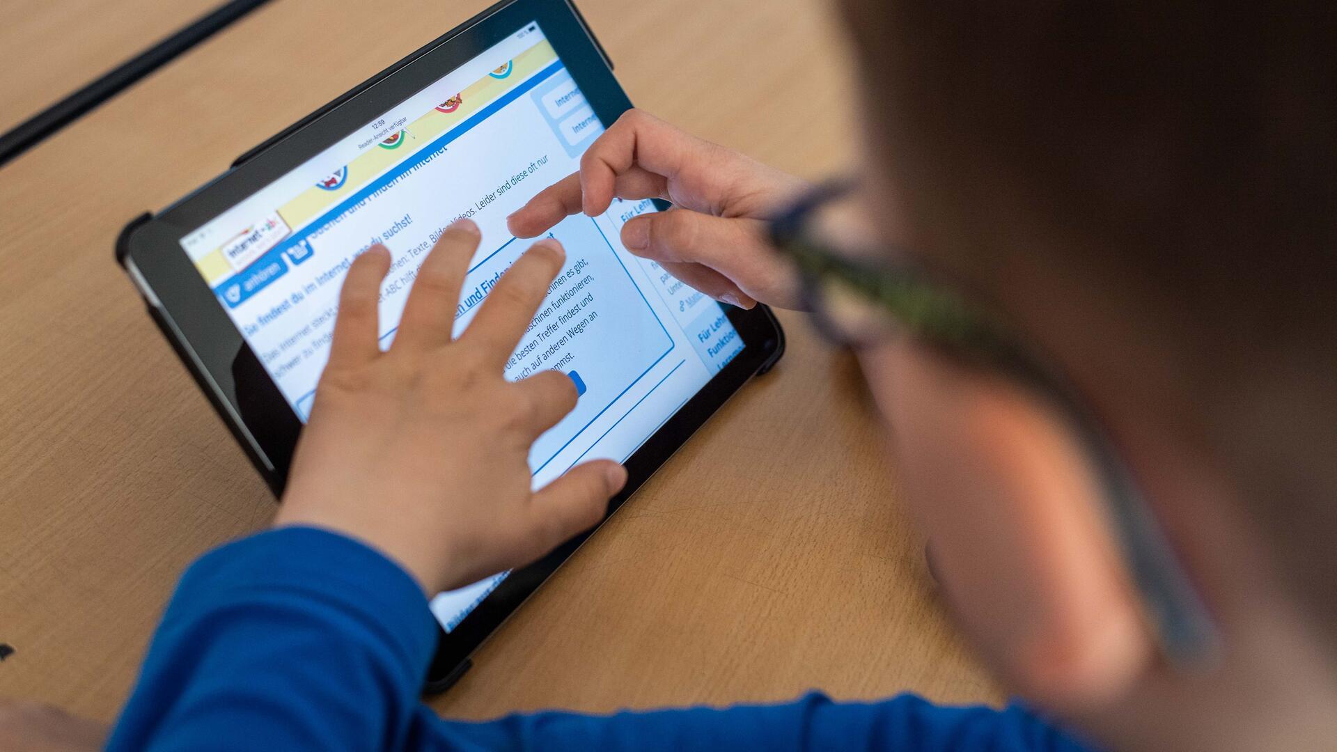 Ein Schüler arbeitet an einem Tablet. 