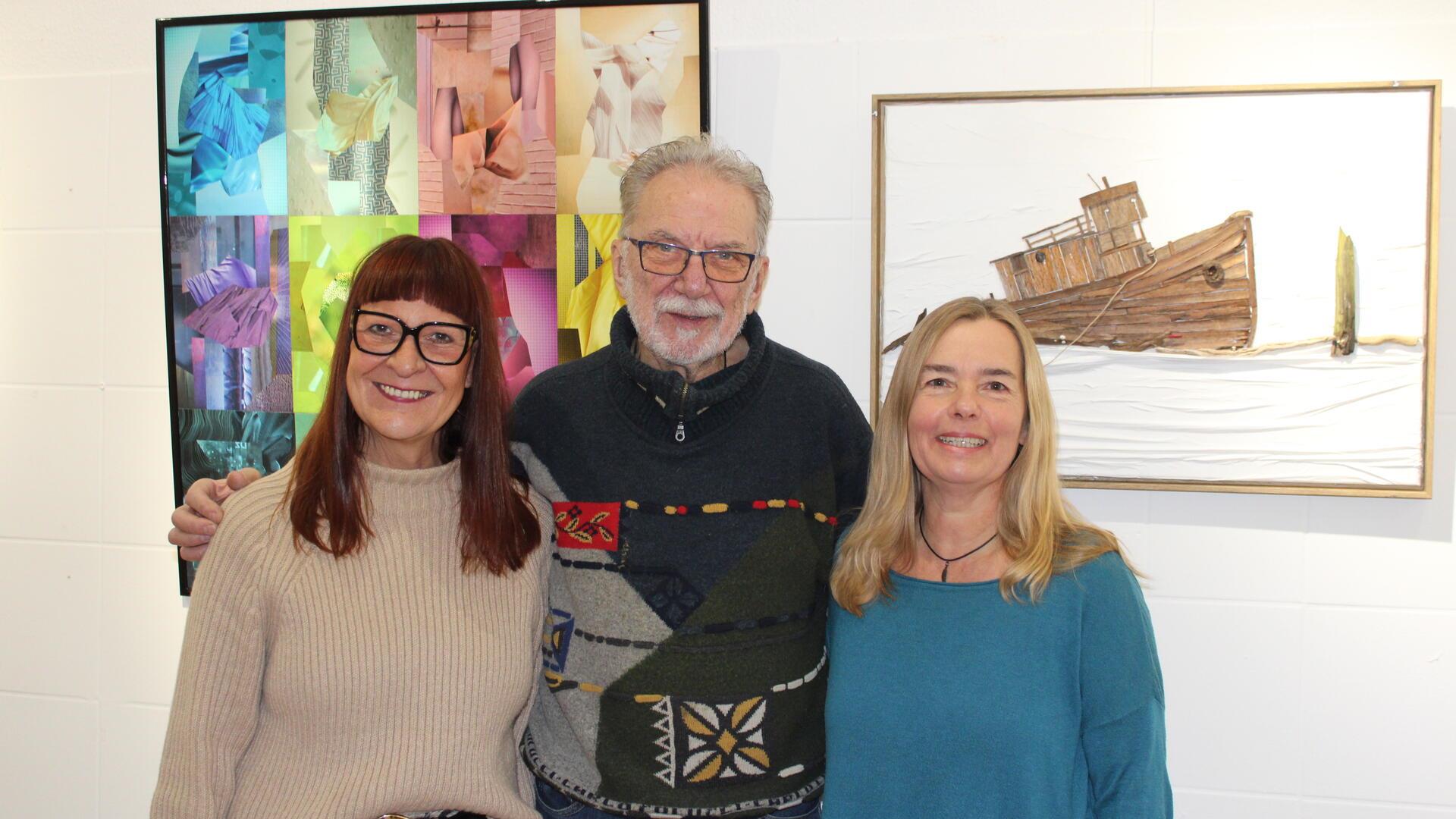 In der Galerie 78 sind ab Sonntag zwei Monate lang faszinierende und ungewöhnliche Werke zu sehen. Auf dem Foto von links: Daniela Görner (Ausstellerin), Vladimiro Miszak (Galeriebetreiber) und Jacqueline Fünfhaus (Ausstellerin).