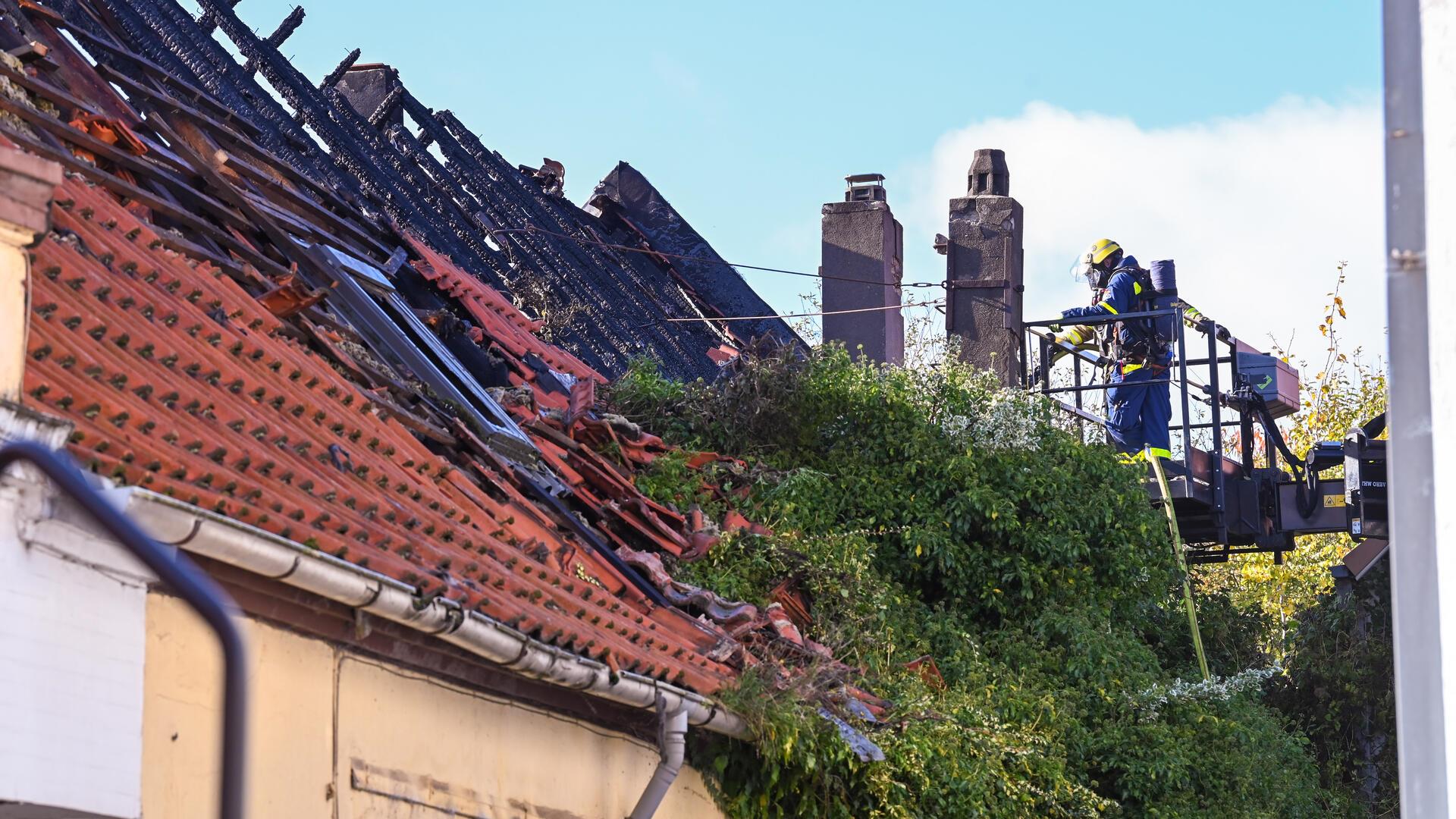 In der Langen Straße ist ein Dachstuhl ausgebrannt. Die Feuerwehr sucht nach Glutnestern.