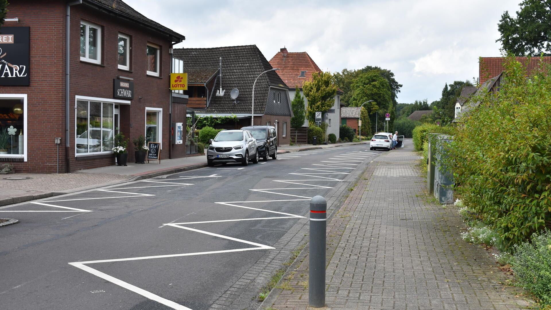 Eine Straße, auf der weiße Zickzack-Linien aufgezeichnet sind.