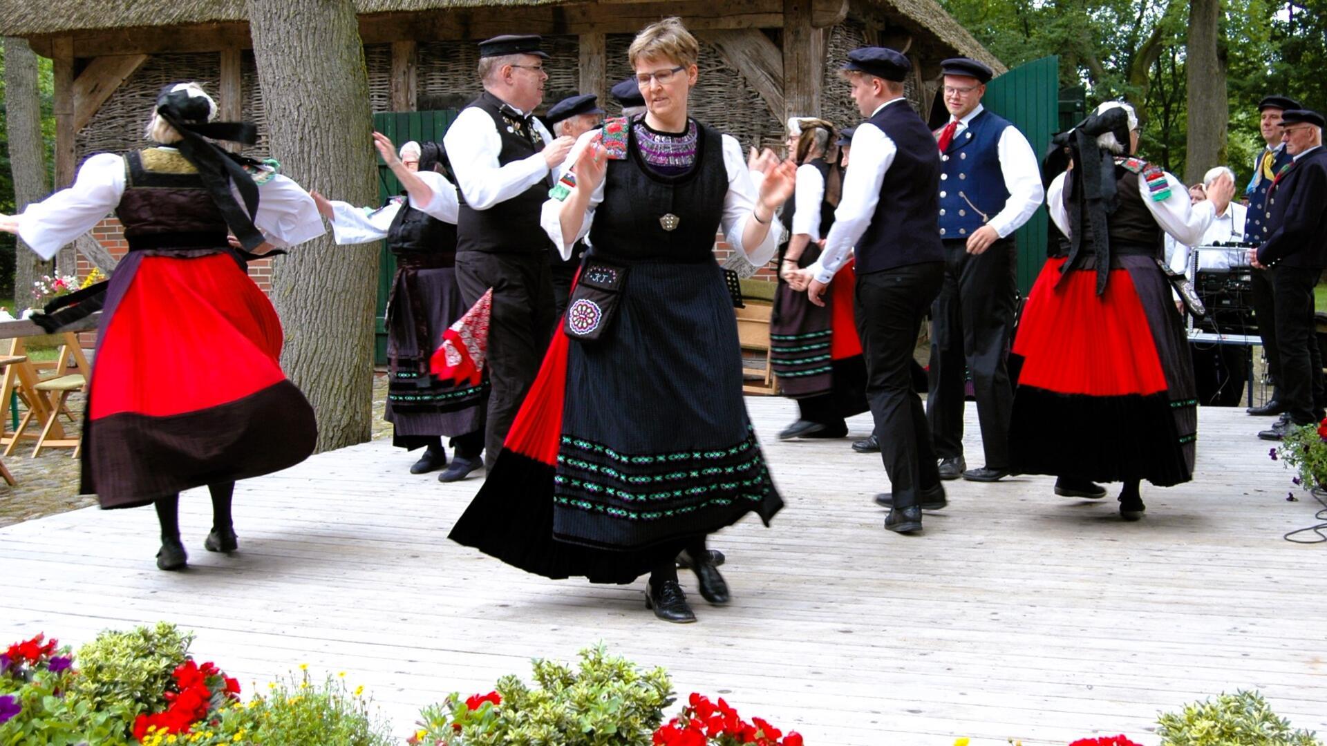 In der Mitte der „Börd Heeßler Danzers“ die Vereinsvorsitzende Kerstin Thies.