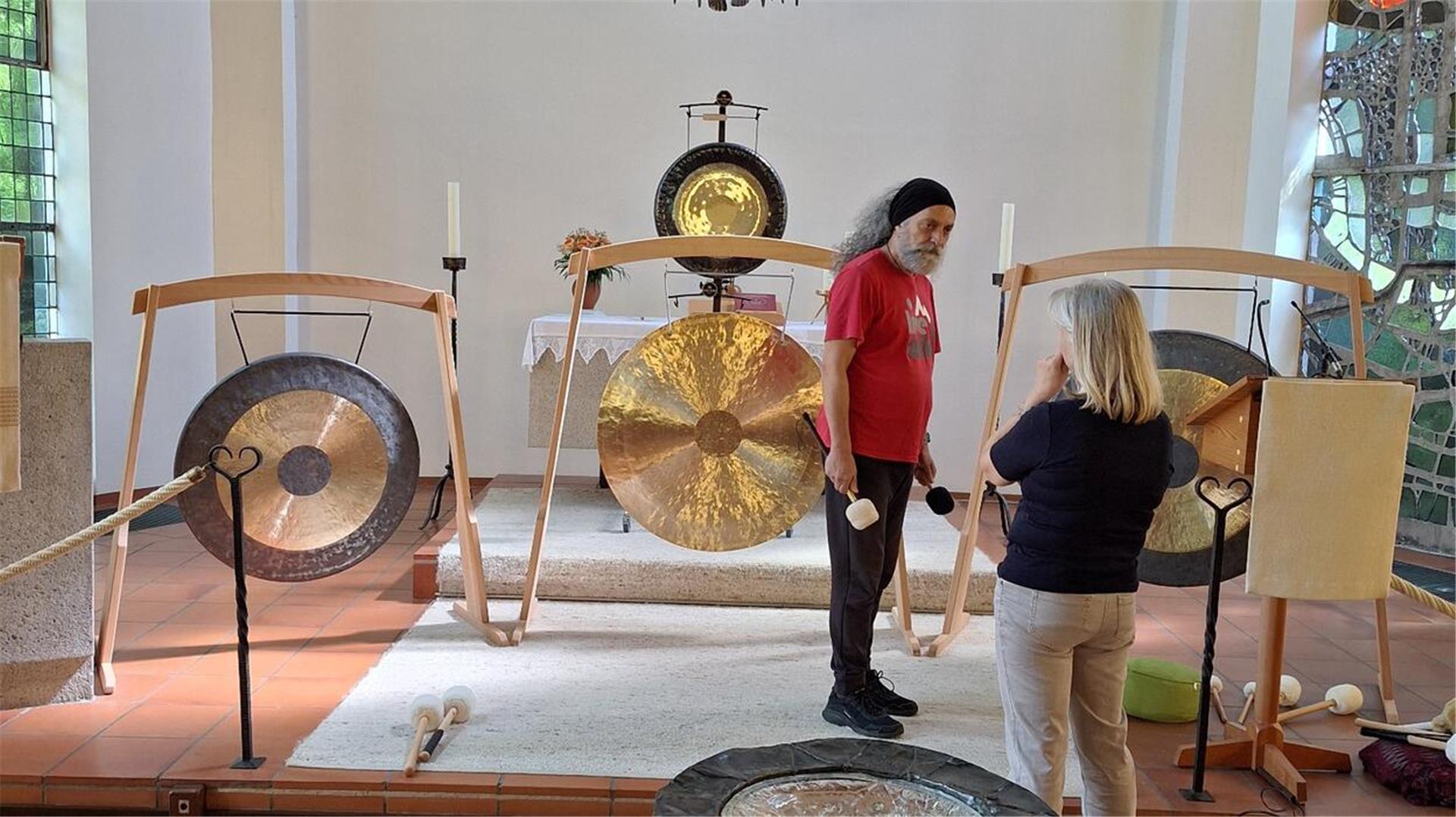 In der Reihe „Musik am Freitagabend“ lädt die Auferstehungskirche Bremervörde am 9. August zu einem Klangbad mit Gongs zum Erfahren, Entspannen und Träumen ein.