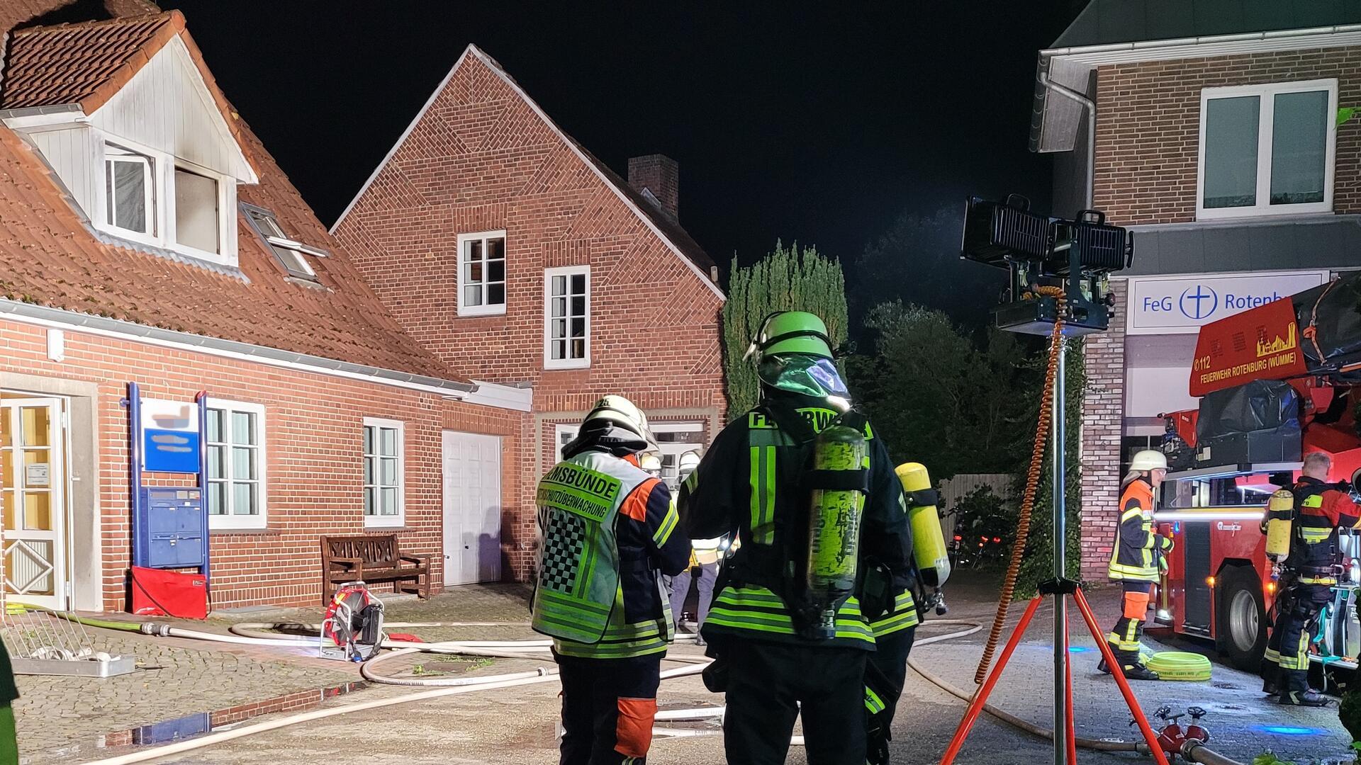 In der brennenden Wohnung suchten die Einsatzkräfte nach einer vermissten Person.