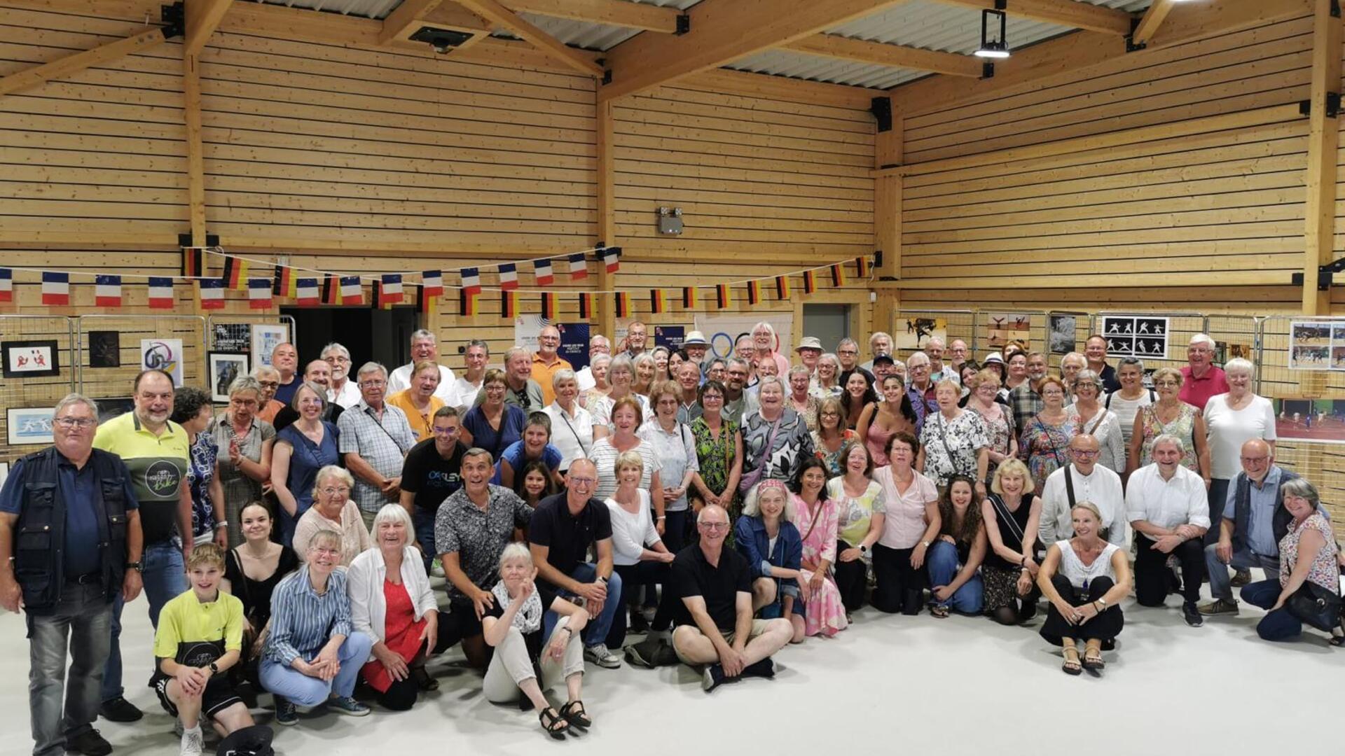 In der neuen Sporthalle in Ollainville traf sich die Gruppe aus Gästen und Gastgebern zum Austausch. 