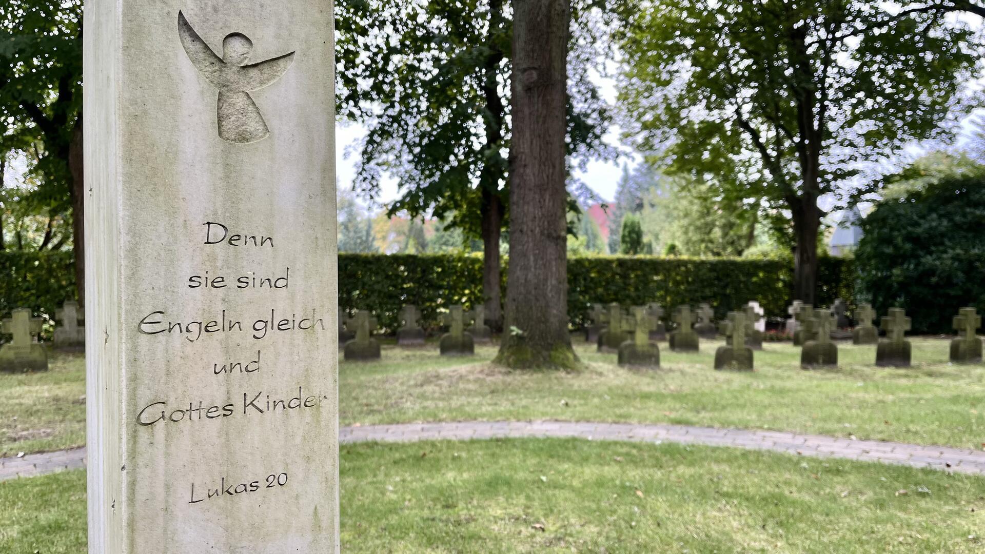 Das Foto zeigt eine Stele. 