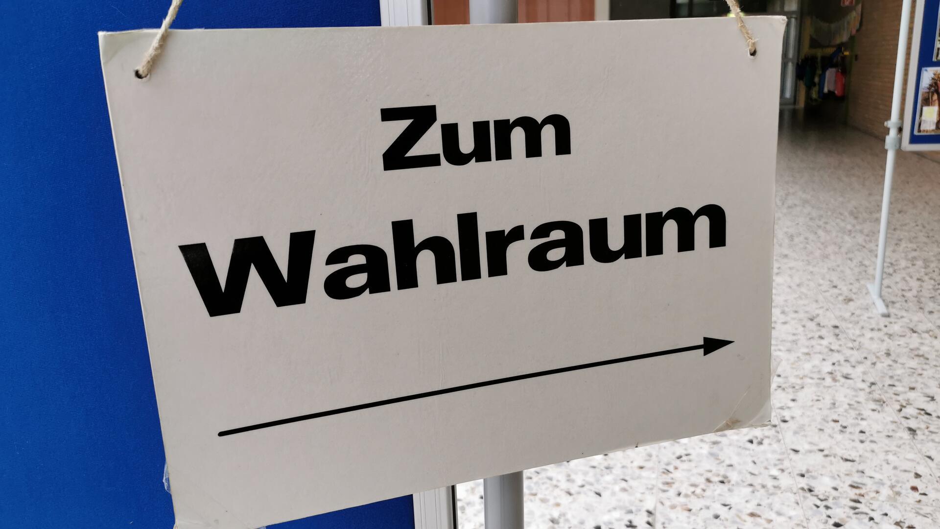 Ein Schild mit der Schrift "Zum Wahlraum"