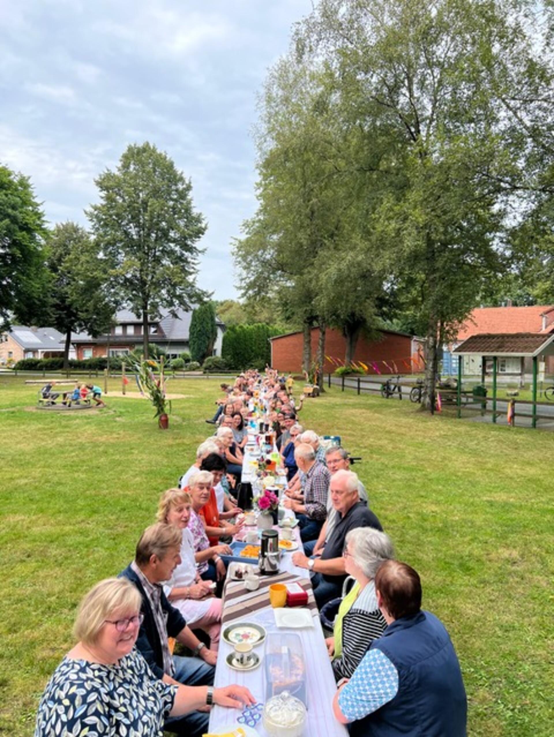 In einer gemütlichen Atmosphäre versammelten sich Jung und Alt, um an einer 30 Meter langen Tafel bei bester Laune und strahlendem Sonnenschein zusammenzukommen.