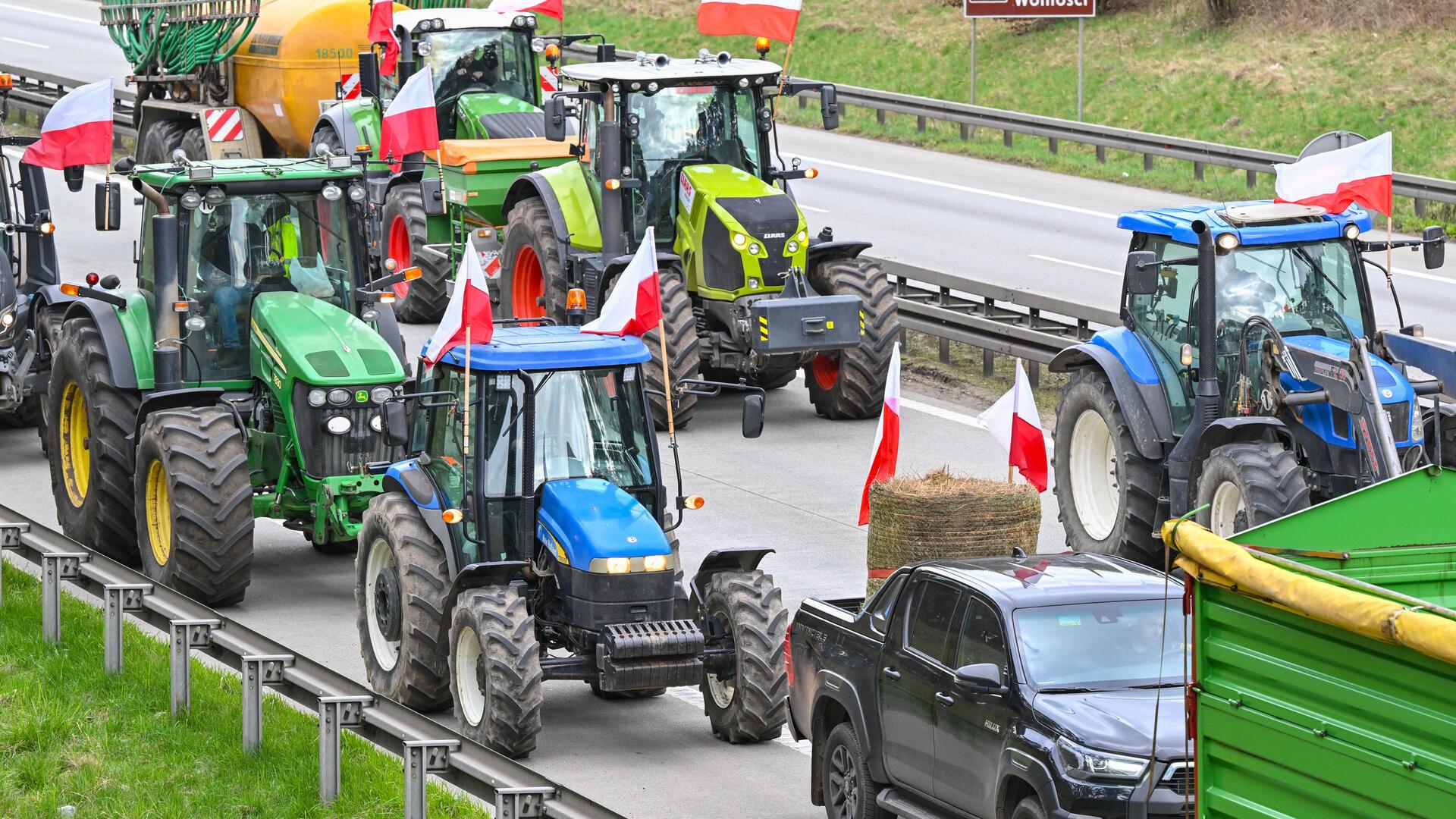 Das Foto zeigt einen Treckerkorso auf der Autobahn. 