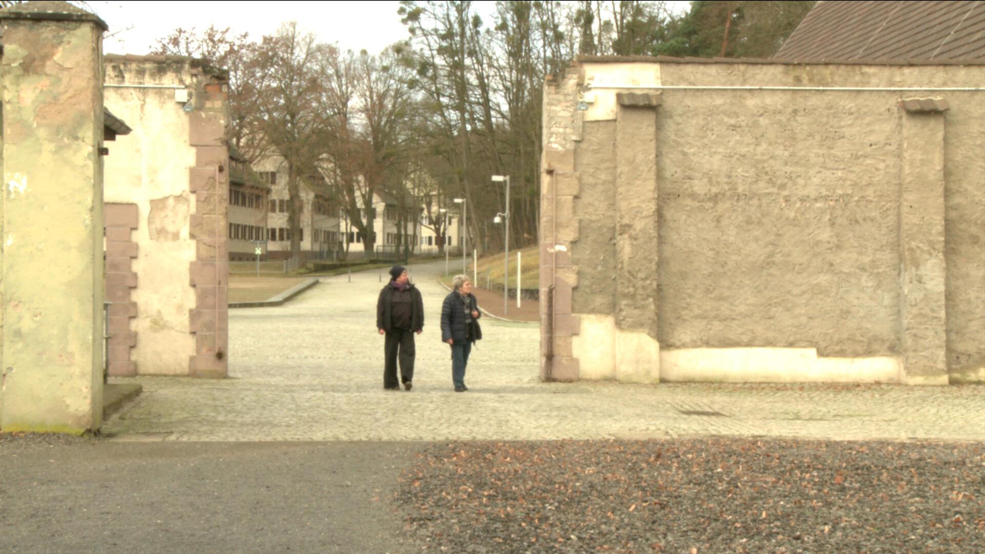 Ingelore Prochnow mit Heike Rode auf dem Gelände der Mahn- und Gedenkstätte Ravensbrück.