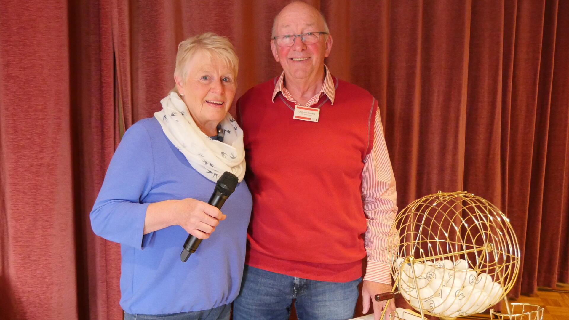 Ingret Bierik und der SoVD-Vorsitzende Christian Hoberg ermittelten die Bingo-Zahlen.