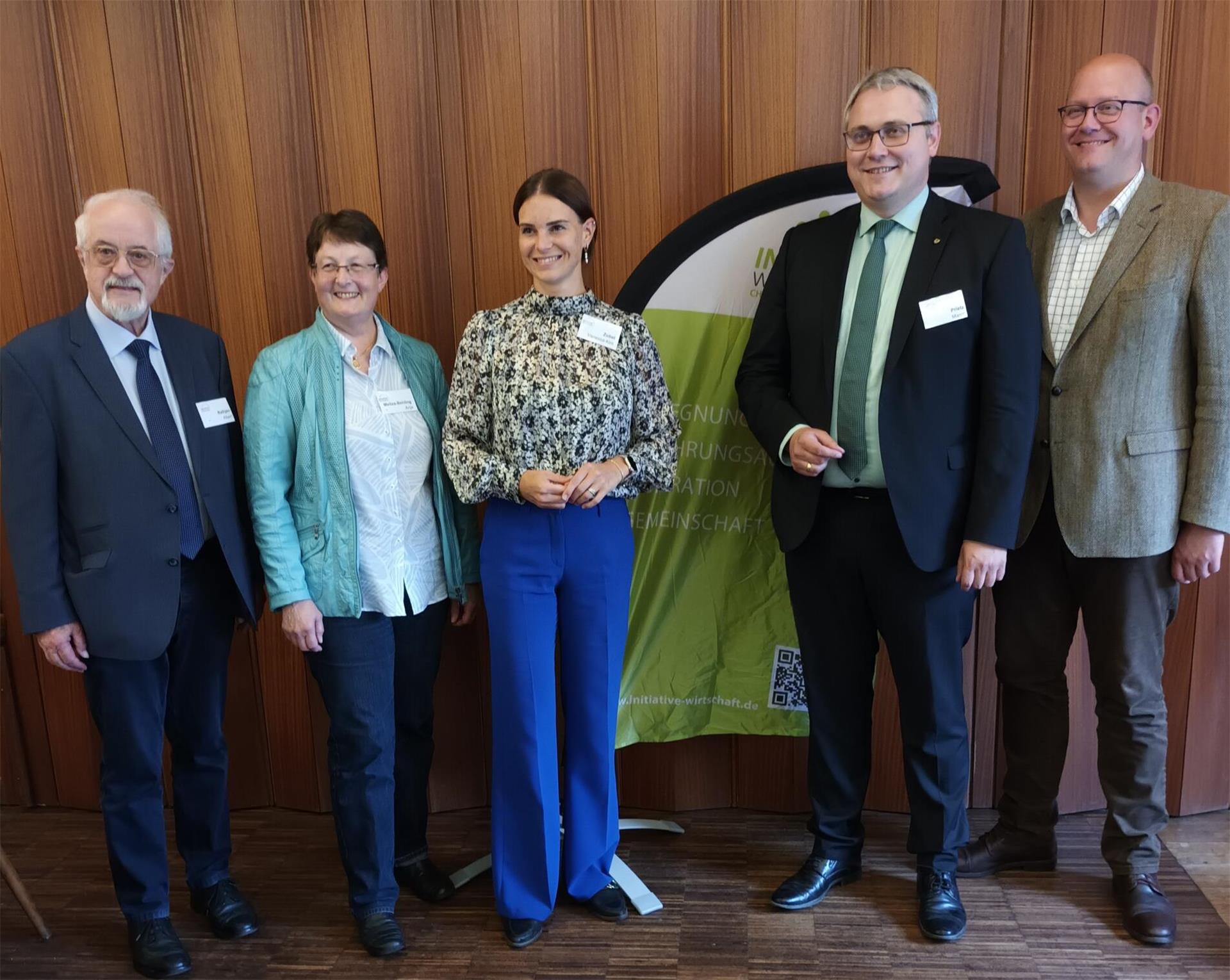 Initiative-Regionalsprecher Albert Rathjen (von links), Initiative-Vorstandsmitglied Anja Meitza-Behling, CDU-Bundestagskandidatin Vanessa-Kim Zobel, Landrat Marco Prietz und Dr. Marco Mohrmann MdL .