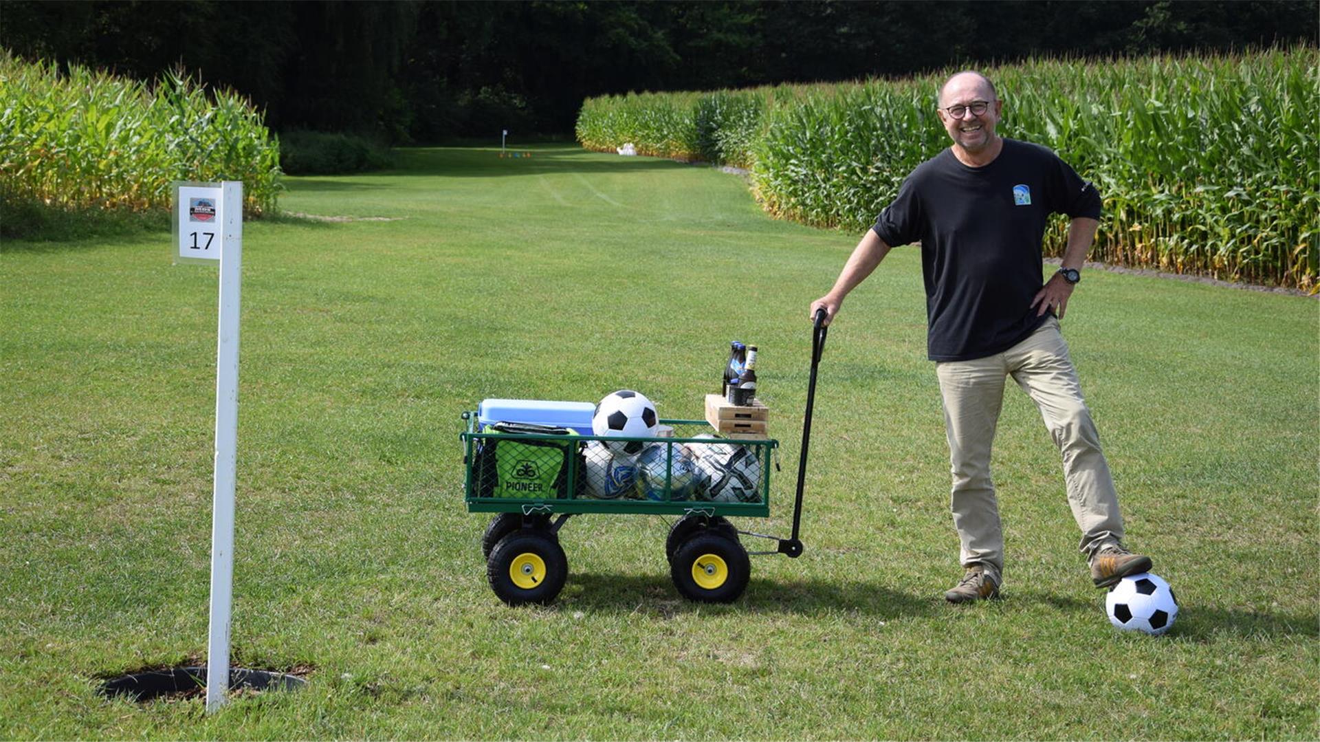 Initiator Ralf Oetjen hat sichtlich Spaß an der Aktion auf dem MDs Fun-Kick-Golfplatz in Eitzmühlen. Klar, dass die Teilnehmer auch per Bollerwagen rundum versorgt sind.