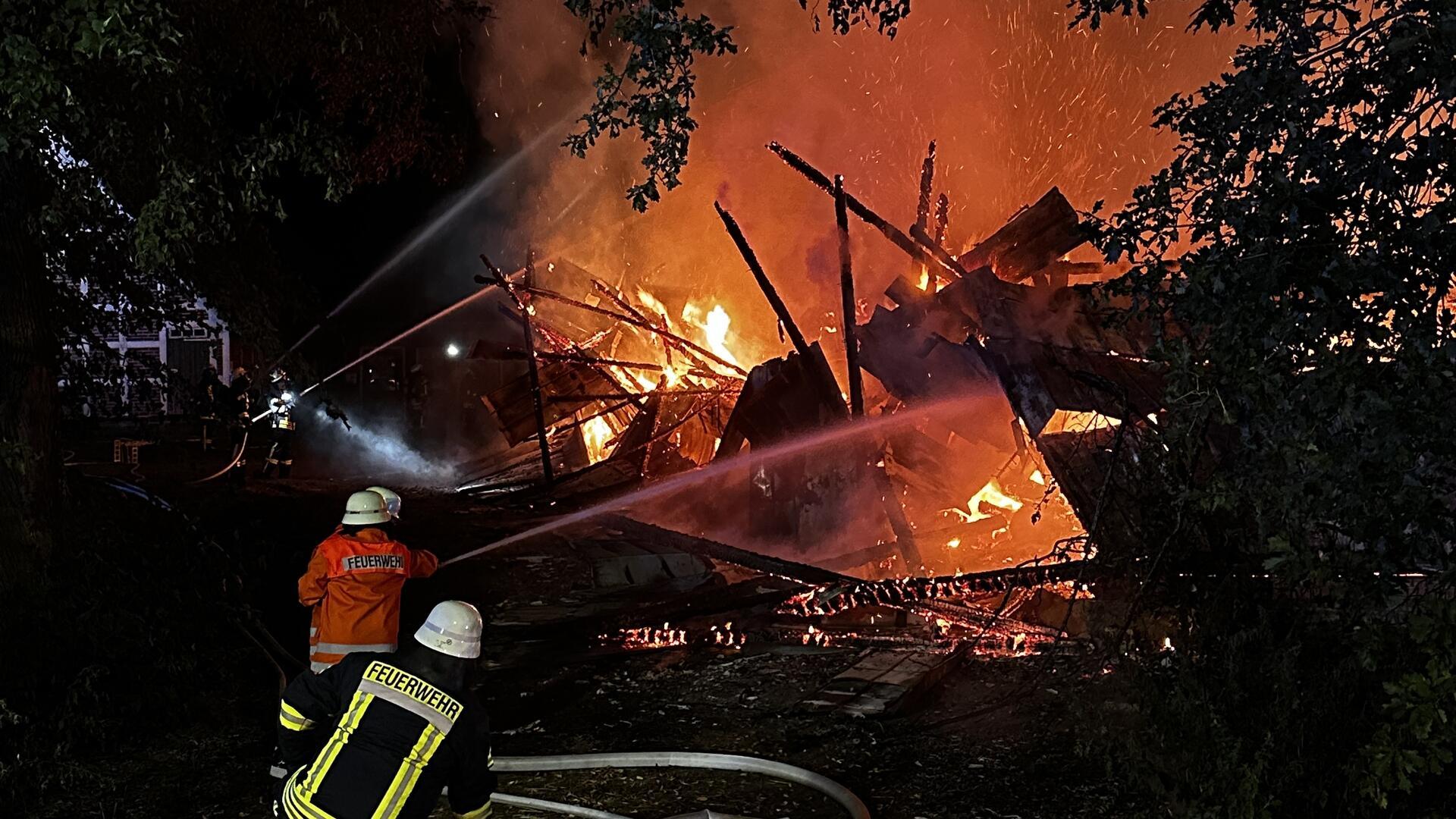 Insgesamt waren 57 Einsatzkräfte der Feuerwehren aus Nieder Ochtenhausen, Ostendorf, Bremervörde, Iselersheim, Alfstedt sowie Polizei und Rettungsdienst vor Ort im Einsatz.