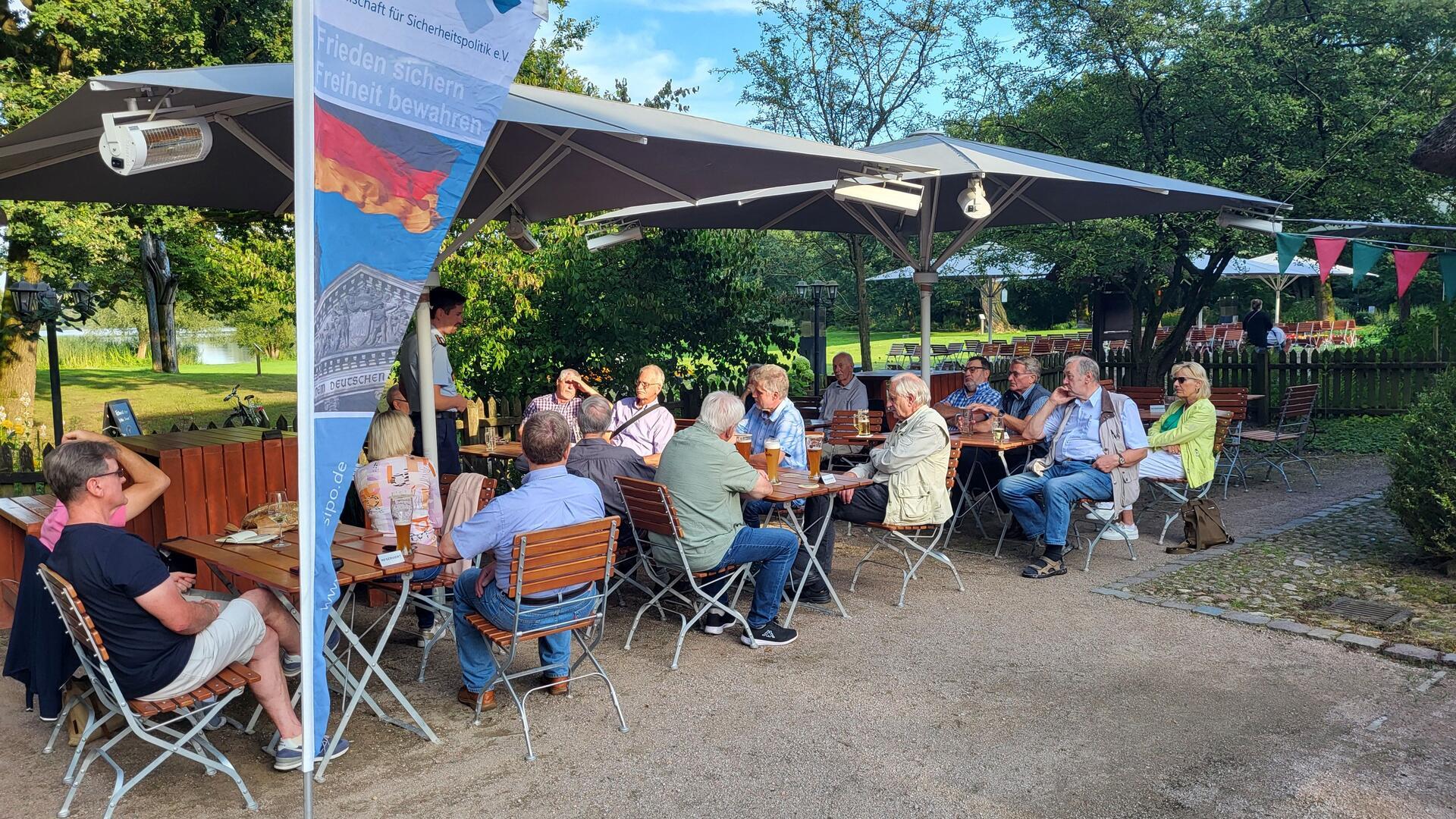 Interessierte GSP-Gäste im Biergarten des „Haus am See“ in Bremervörde.