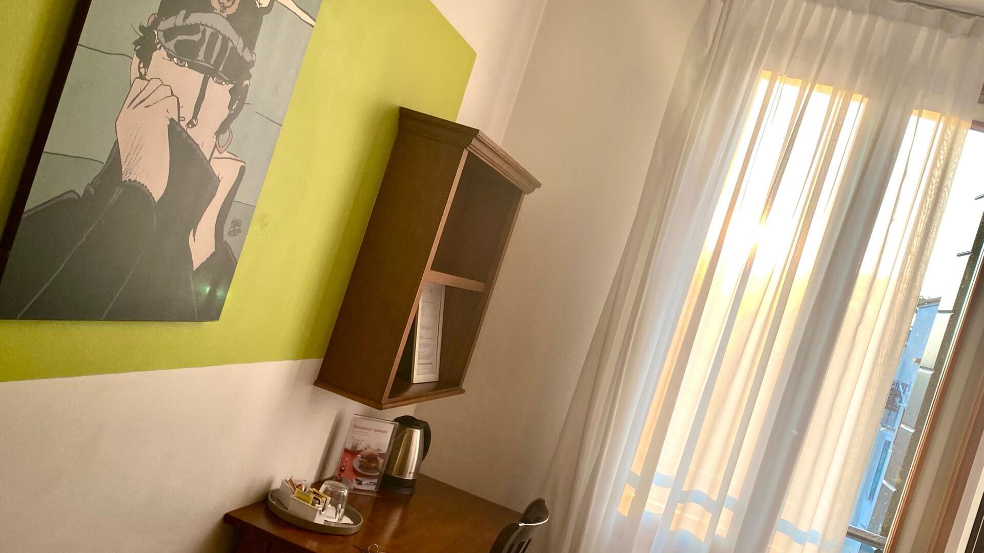  Zufall oder Fügung: Im kleinen Hotelzimmer mitten in Venedigs Altstadt hängt als einziger Wandschmuck das Acrylbild eines unverkennbar nordischen Käpt'ns! 