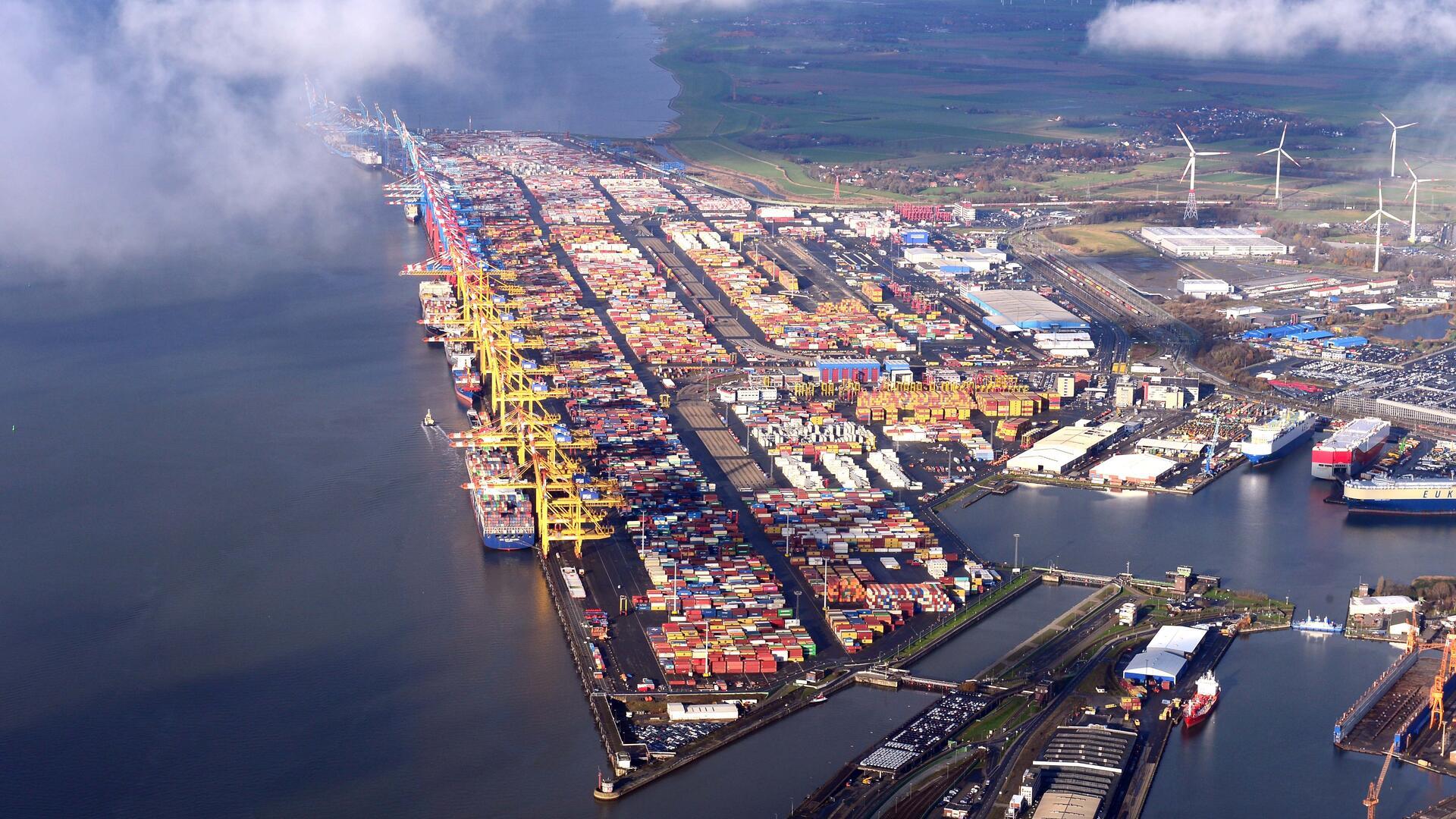 Blick vom Flugzeug auf den Hafen