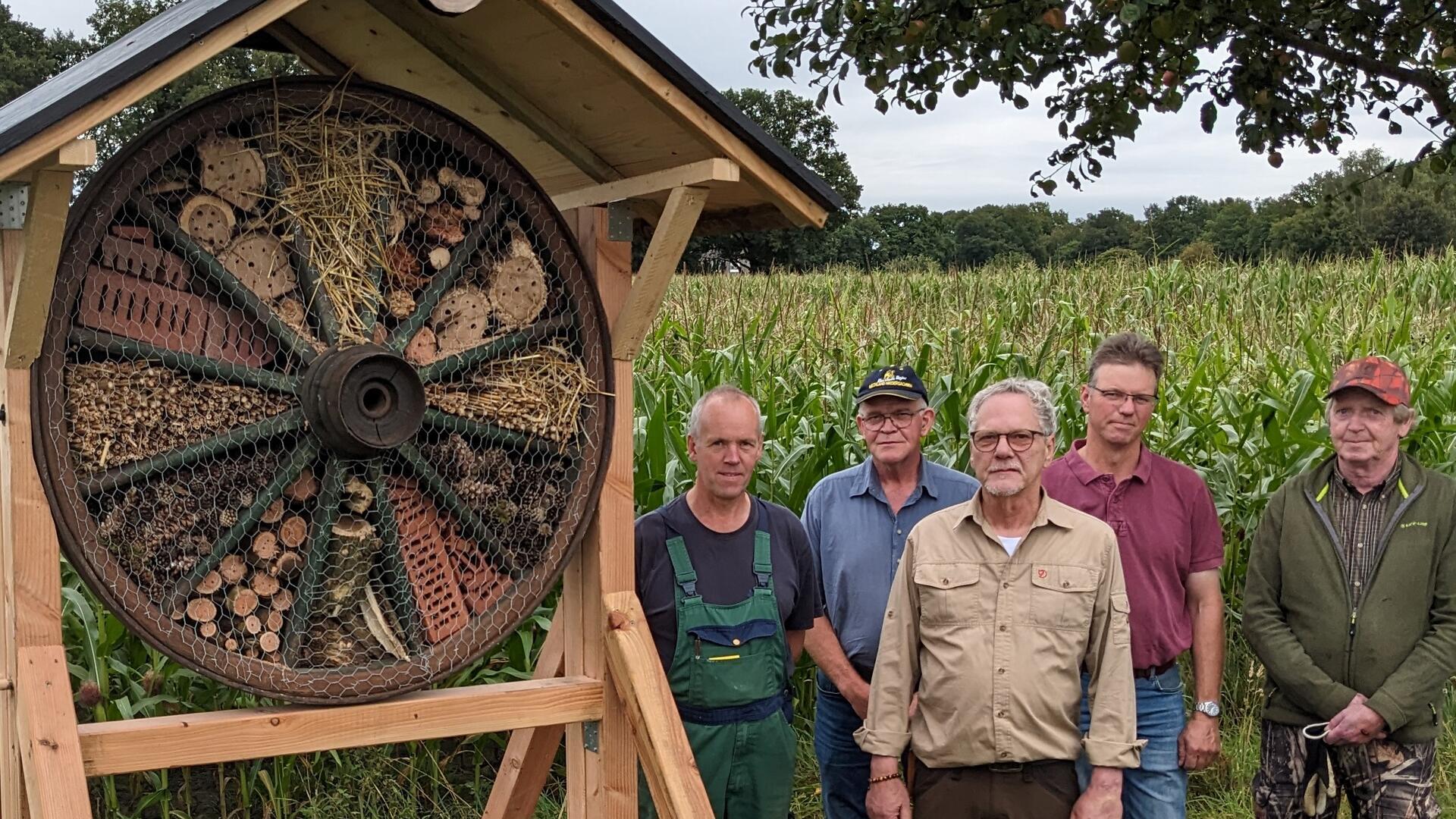 Jagdpächter und Jagdgenossen freuen sich über das neue Insektenhotel in Heine. Für den Naturschutz engagieren sich (von links) Jochen Haarje, Andreas Kühne, Uwe Sandau, Jan-Claus Heißenbüttel und Detlef Böttjer.