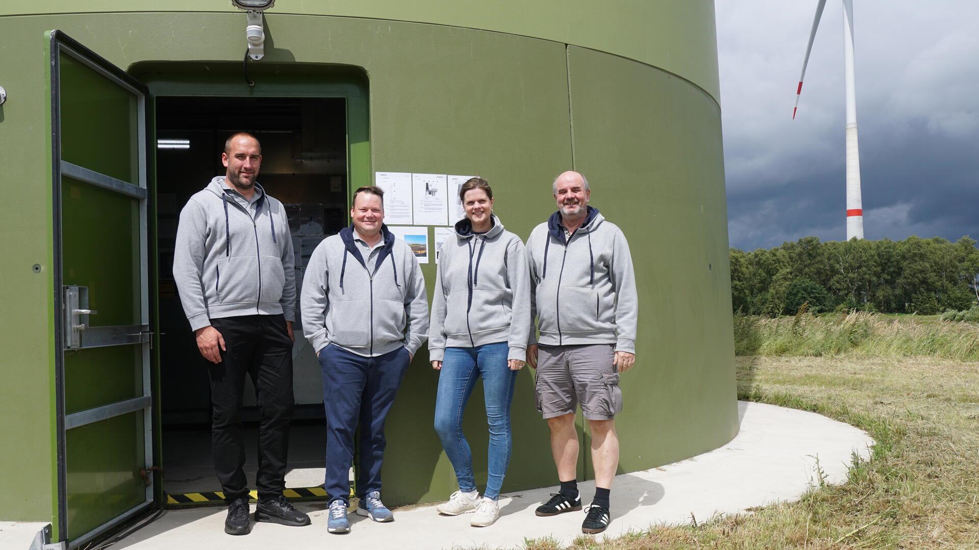 Jan Ahrens (von links), Ulf Steffens, Theresa Tiedemann und Horst Mangels von der Firma „Energie 3000“ gewährten am „Global Wind Day“ Einblicke in eine moderne Windenergieanlage.