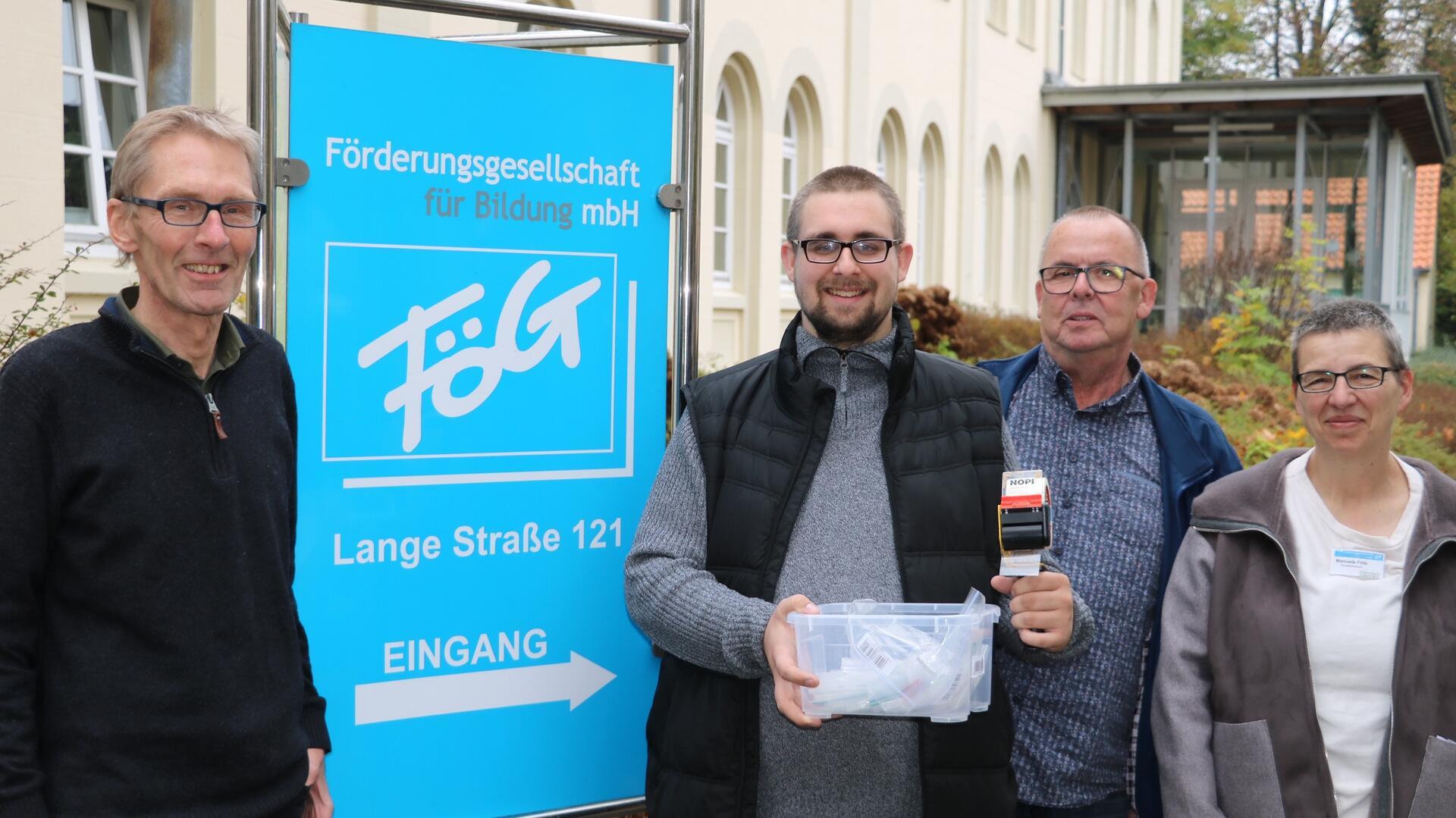 Jan Brandt (Zweiter von links) ist stolz auf seine Leistung: Er wird mit einem Geldpreis der Bremer Karl-Nix-Stiftung für seine erfolgreich abgeschlossene Ausbildung als Fachpraktiker für Lagerlogistik ausgezeichnet. Seine Ausbilder Matthias Nagl, Thomas Zielinski und Manuela Fritz freuen sich mit ihm.