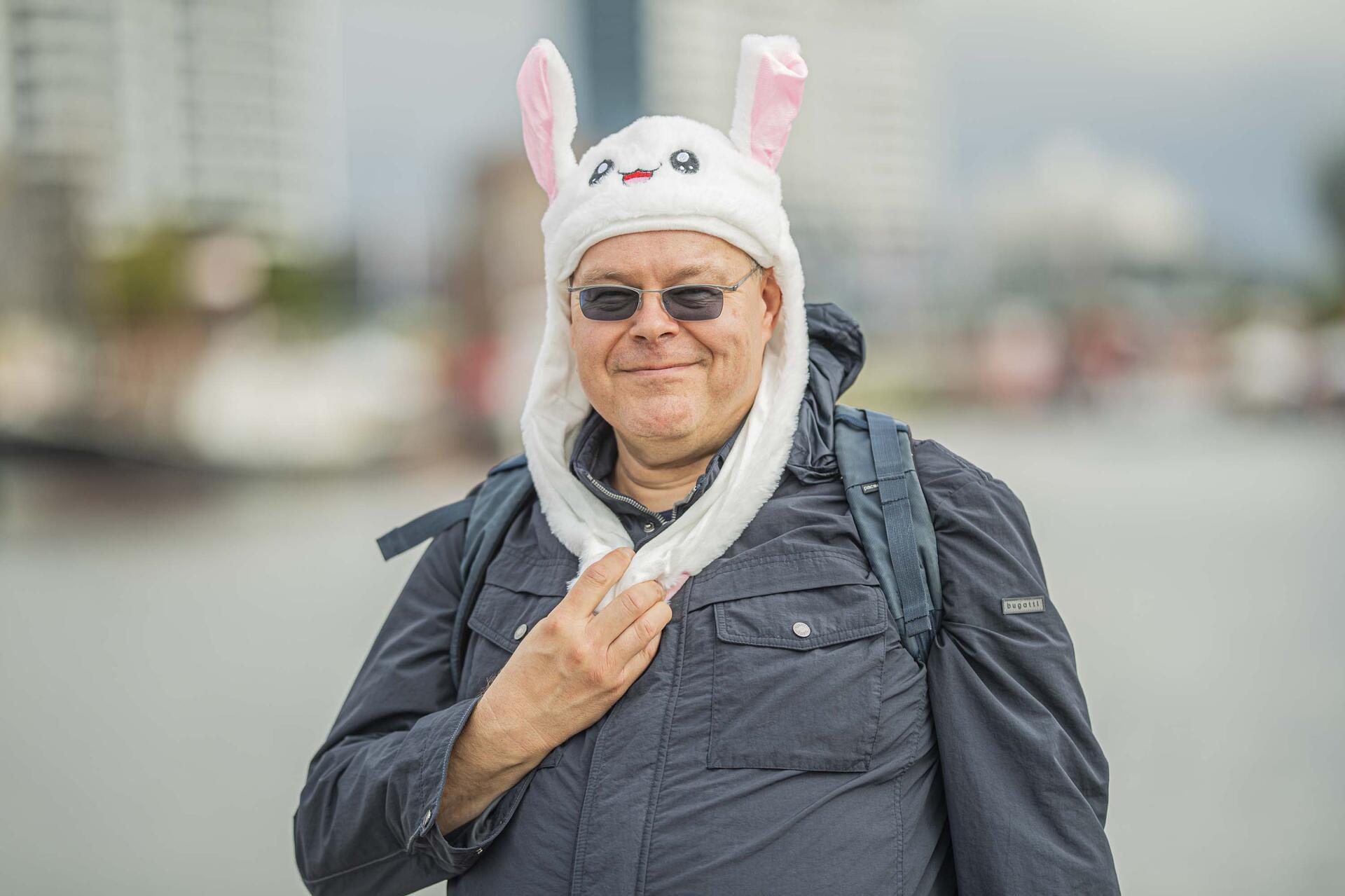 Jan Lemmers trägt diese niedliche Kopfbedeckung für seine Tocher. Sie freut sich...