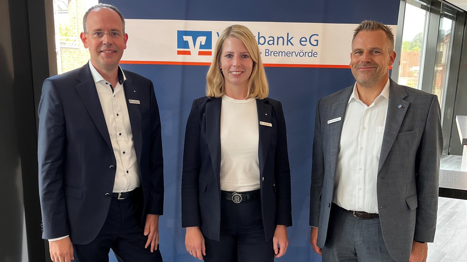 Jan Mackenberg (von links), Stefanie Kase und Michael Kersting berichteten über die Entwicklung der Volksbank Osterholz Bremervörde.