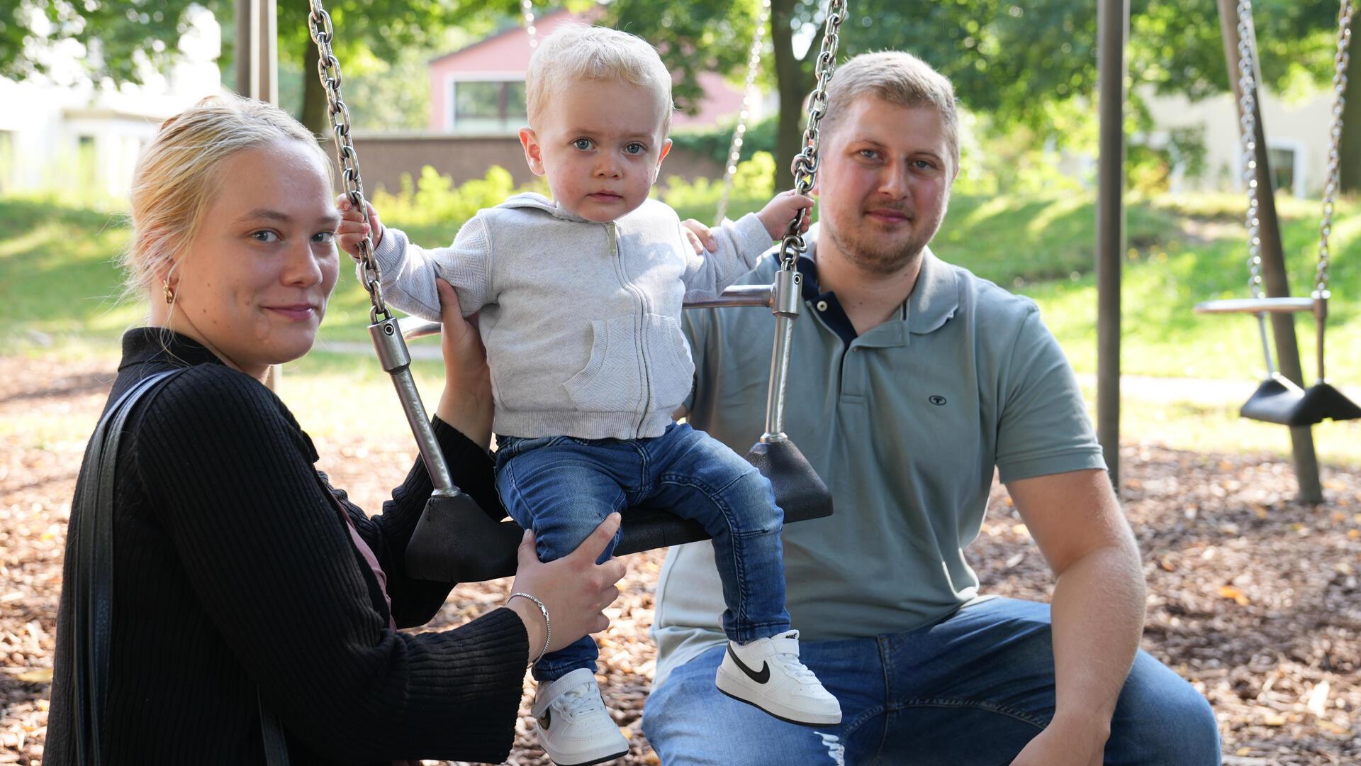 Jan-Philipp und Michelle Weinhold mit ihrem Sohn Finn. Der Einjährige hat eine seltene Immunkrankheit.