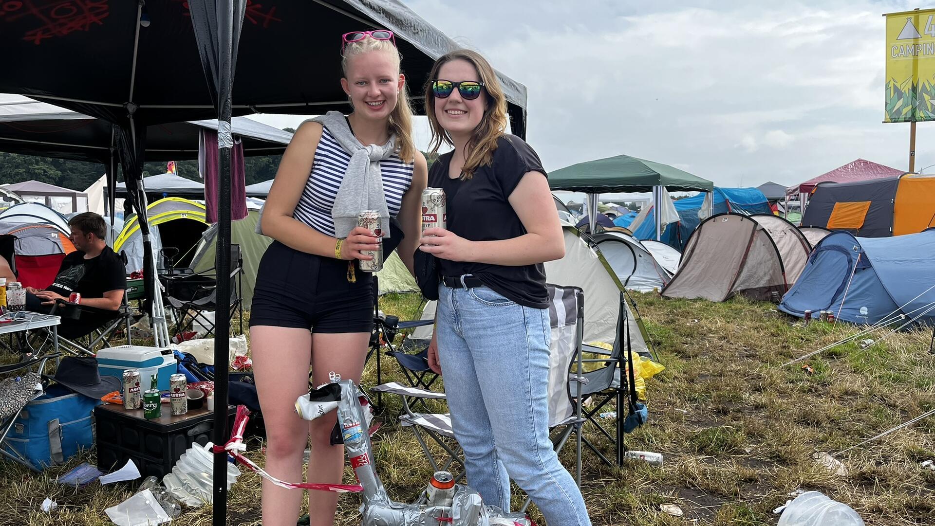 Zwei junge Frauen auf dem Zeltplatz des Hurricane Festivals.