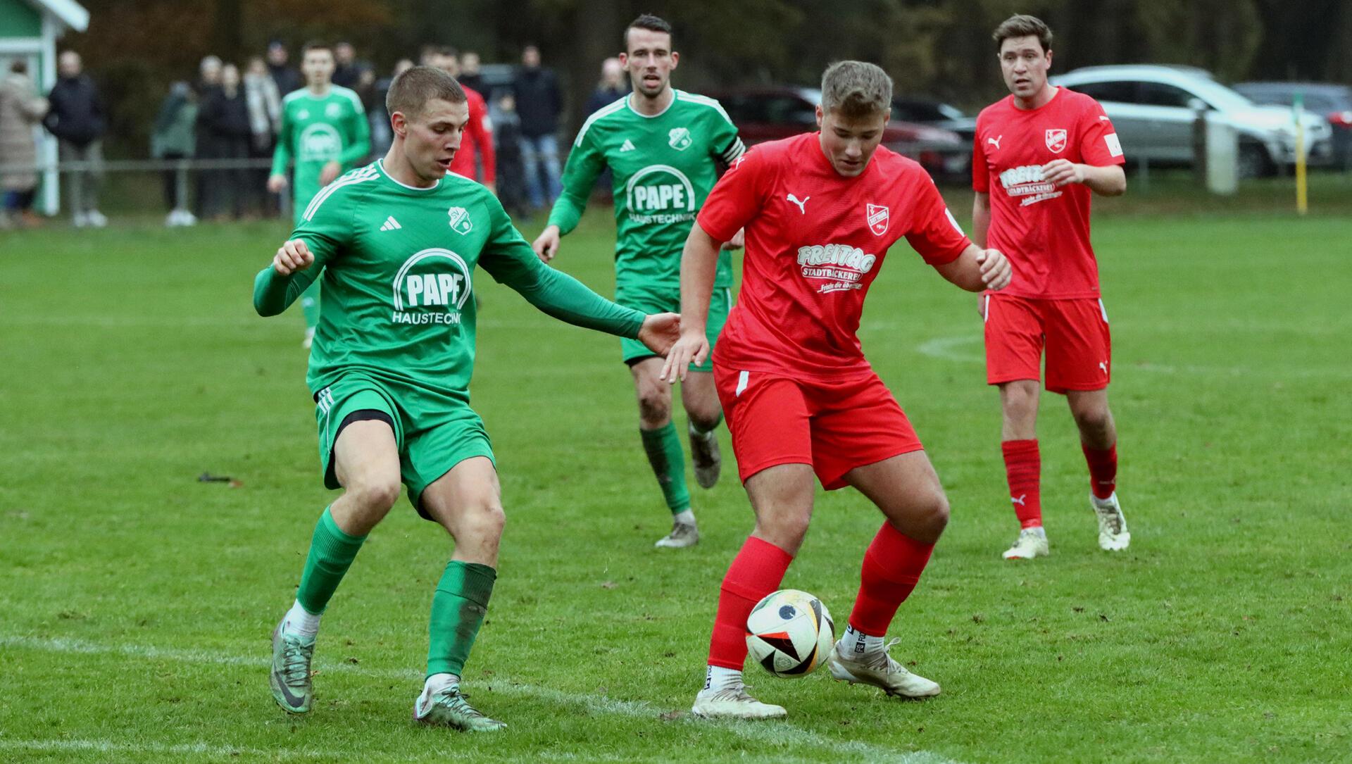 Janis Sperling (li.) spielte in der Innenverteidigung souverän und traf zur 1:0-Führung.