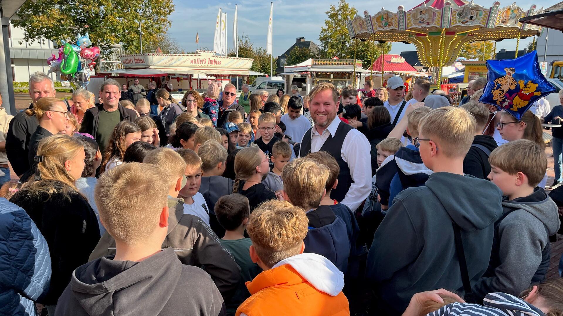 Jede Menge Trubel bei der Eröffnung des 60. Gnarrenburger Herbstmarktes mit Gemeindebürgermeister Marc Breitenfeld mittendrin.