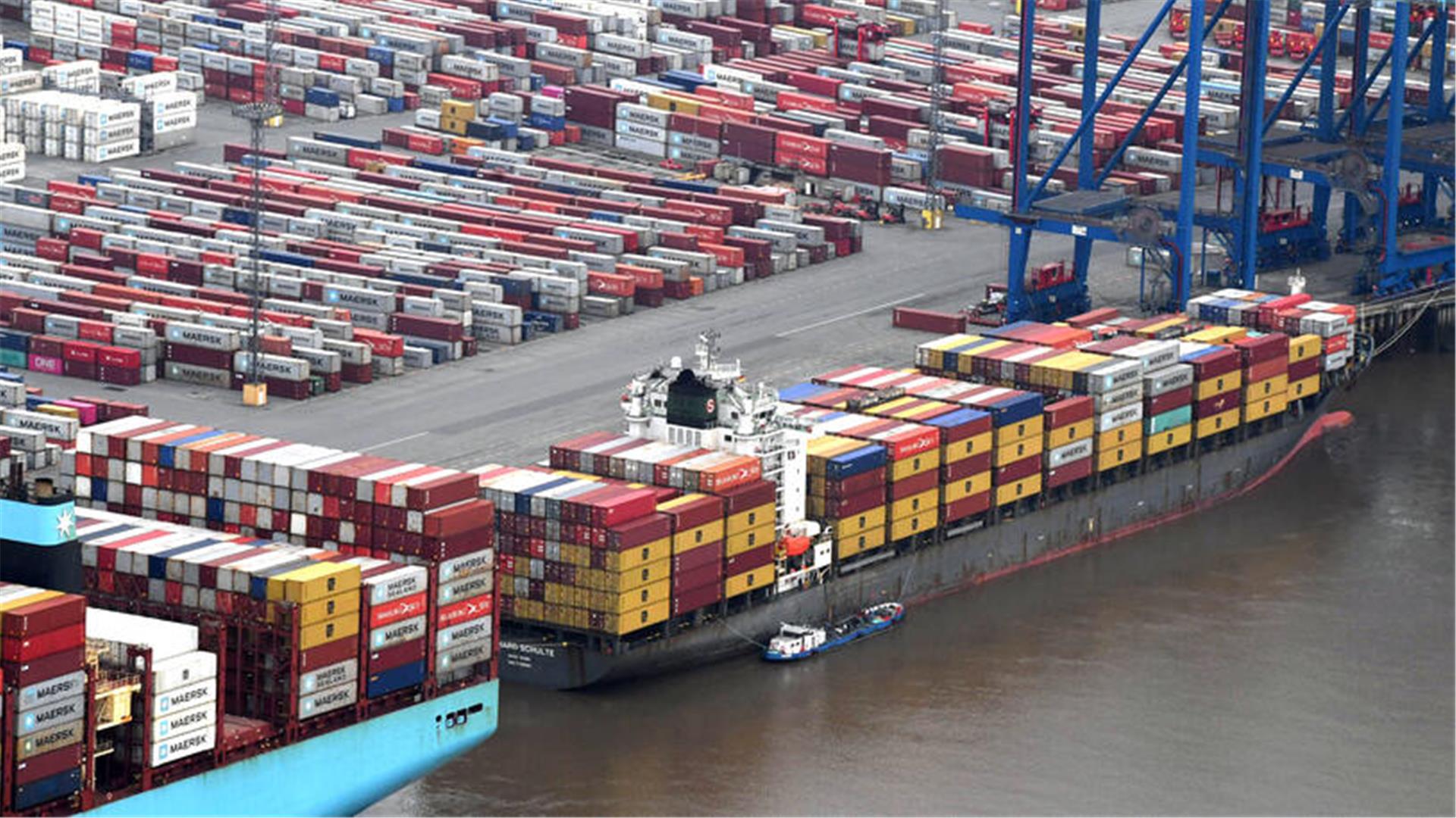 Containerschiffe liegen am Containerterminal.