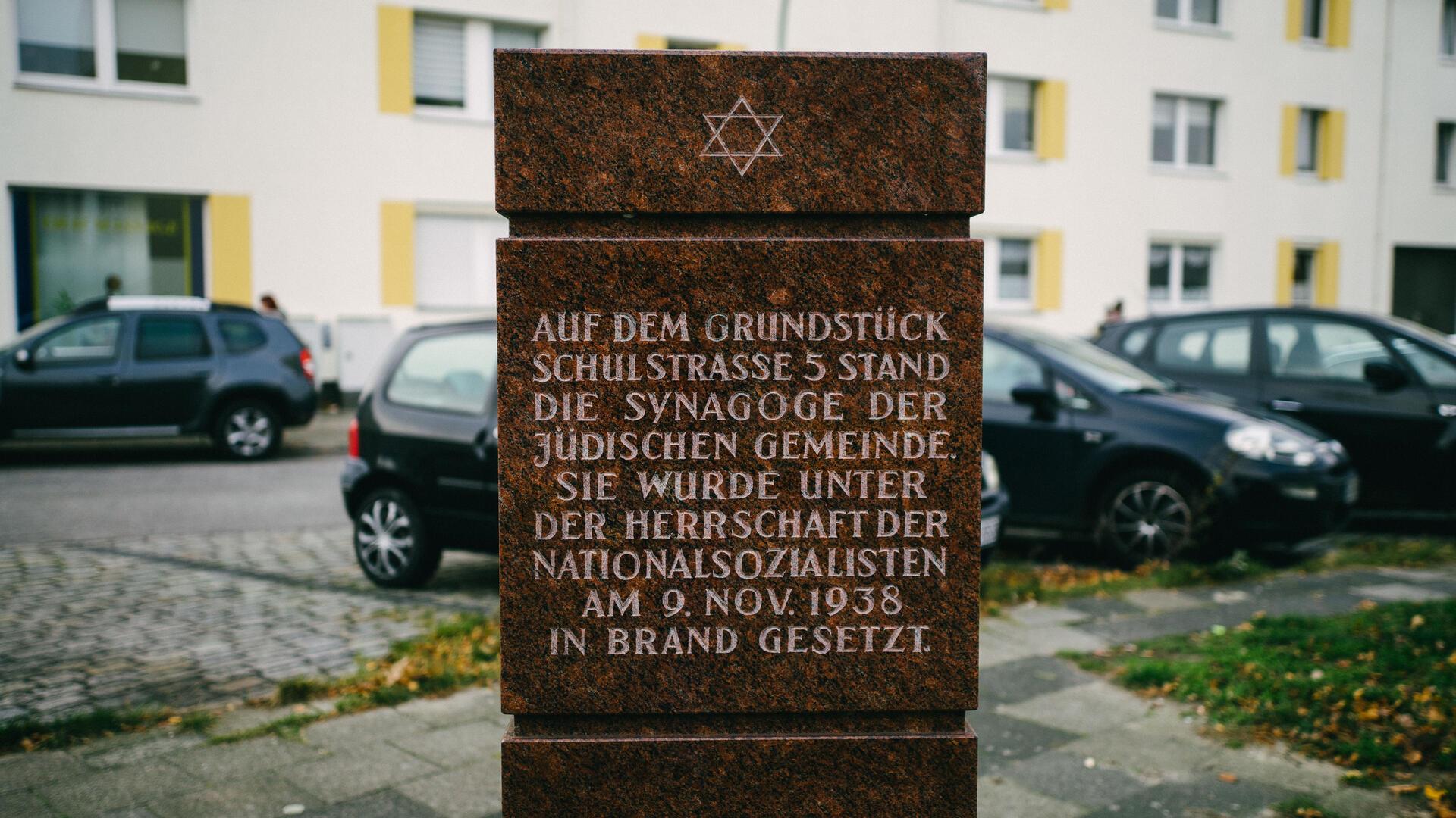 Gedenkstein an einer Straße