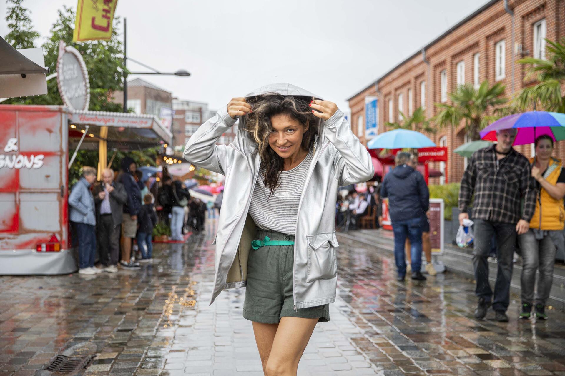 Eine Frau in Regenjacke. 