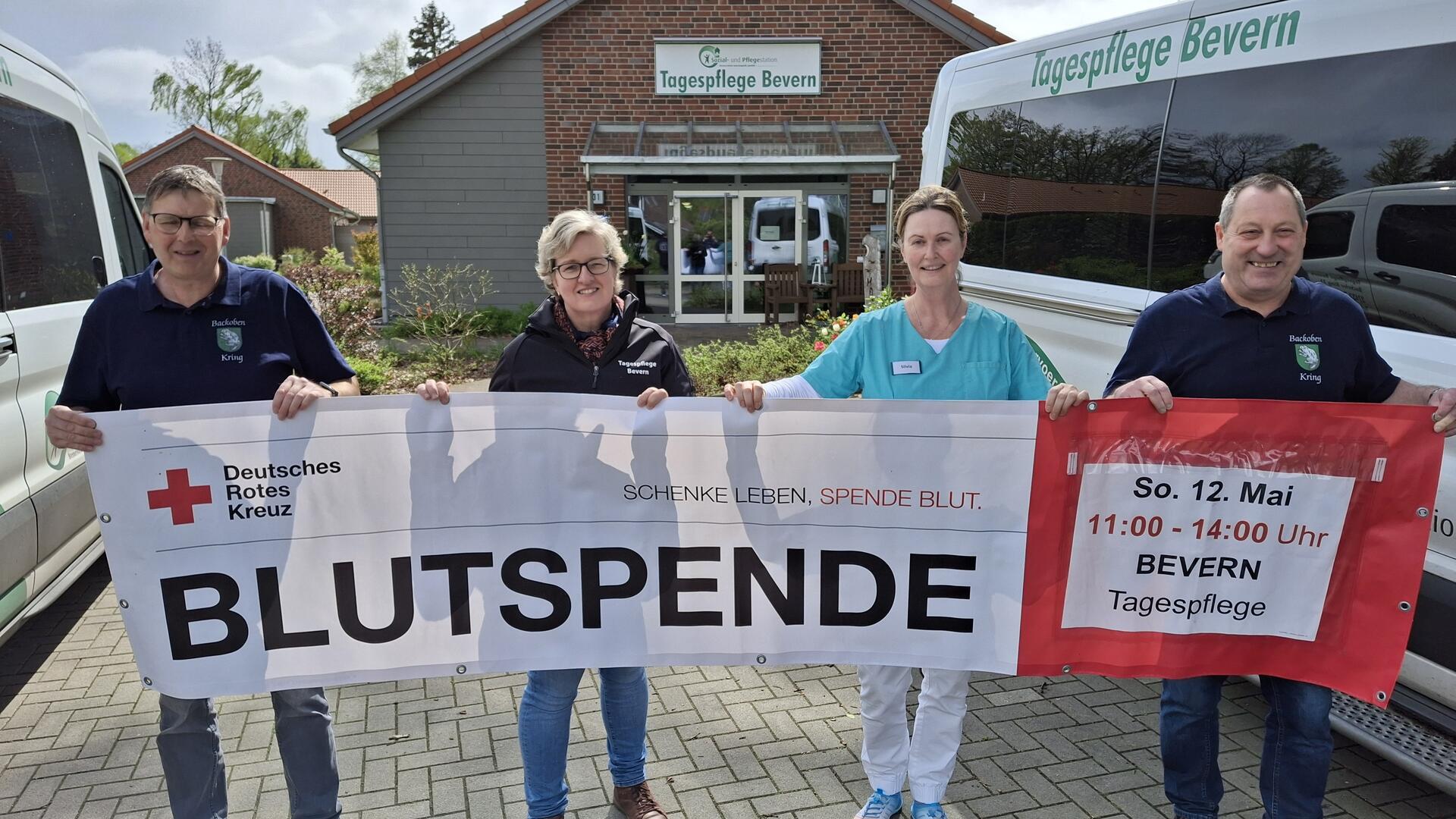 Joachim Cordes (links) und Bernd Meyer vom Backofen Kring sowie Birgit Schröder (Zweite von links, Hauswirtschaftsleitung Tagespflege Bevern) und Silvia Zuidema (Stellvertretende Pflegedienstleitung) machen auf den nächsten Blutspendetermin in Bevern aufmerksam. Termin ist Sonntag, 12. Mai (Muttertag), 11 bis 14 Uhr.