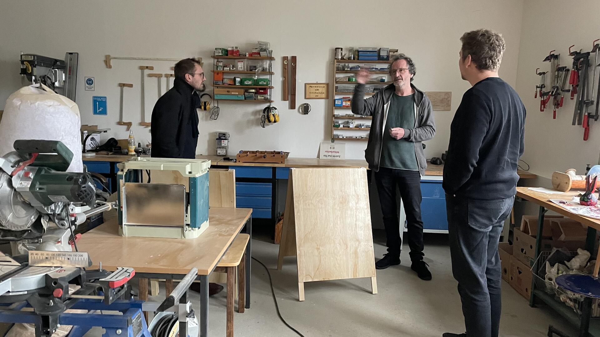 Joachim Fuchs und Pascal Mennen bei der Beschäftigungsgesellschaft in Bremervörde.